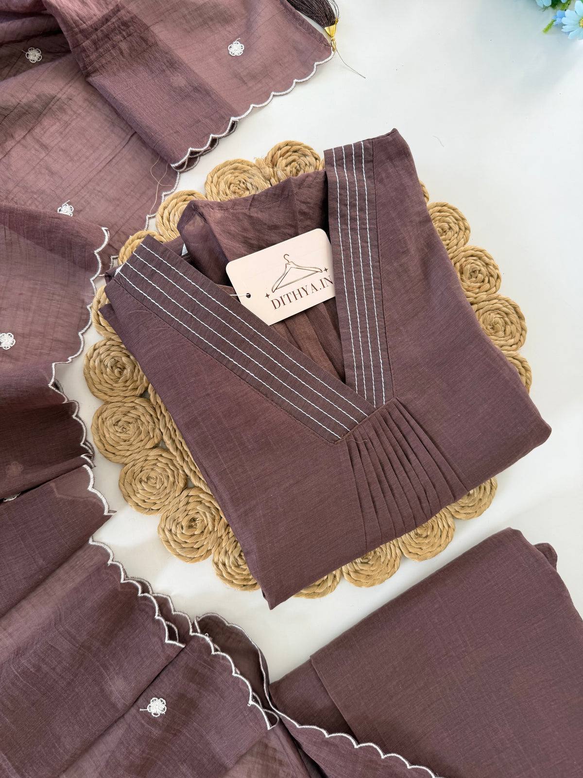 K532 – A-Linien-Kurti aus bestickter Musselin-Seide mit Hose und Dupatta in 2 Farben