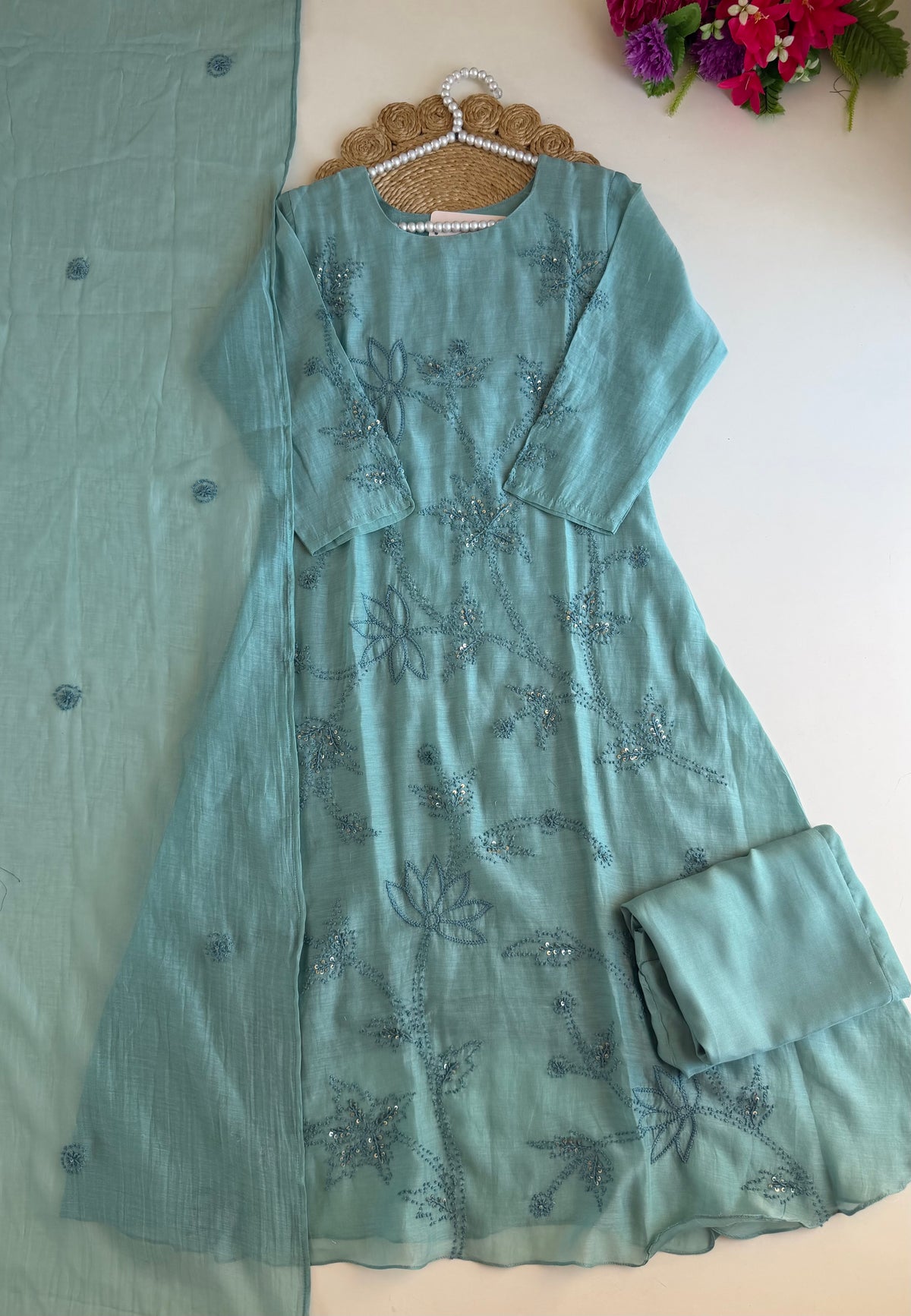 K056 - A-Linien-Kurti aus Maulbeer-Chanderi mit französischer Knotenstickerei, dazu Hose und Dupatta in 2 Farben