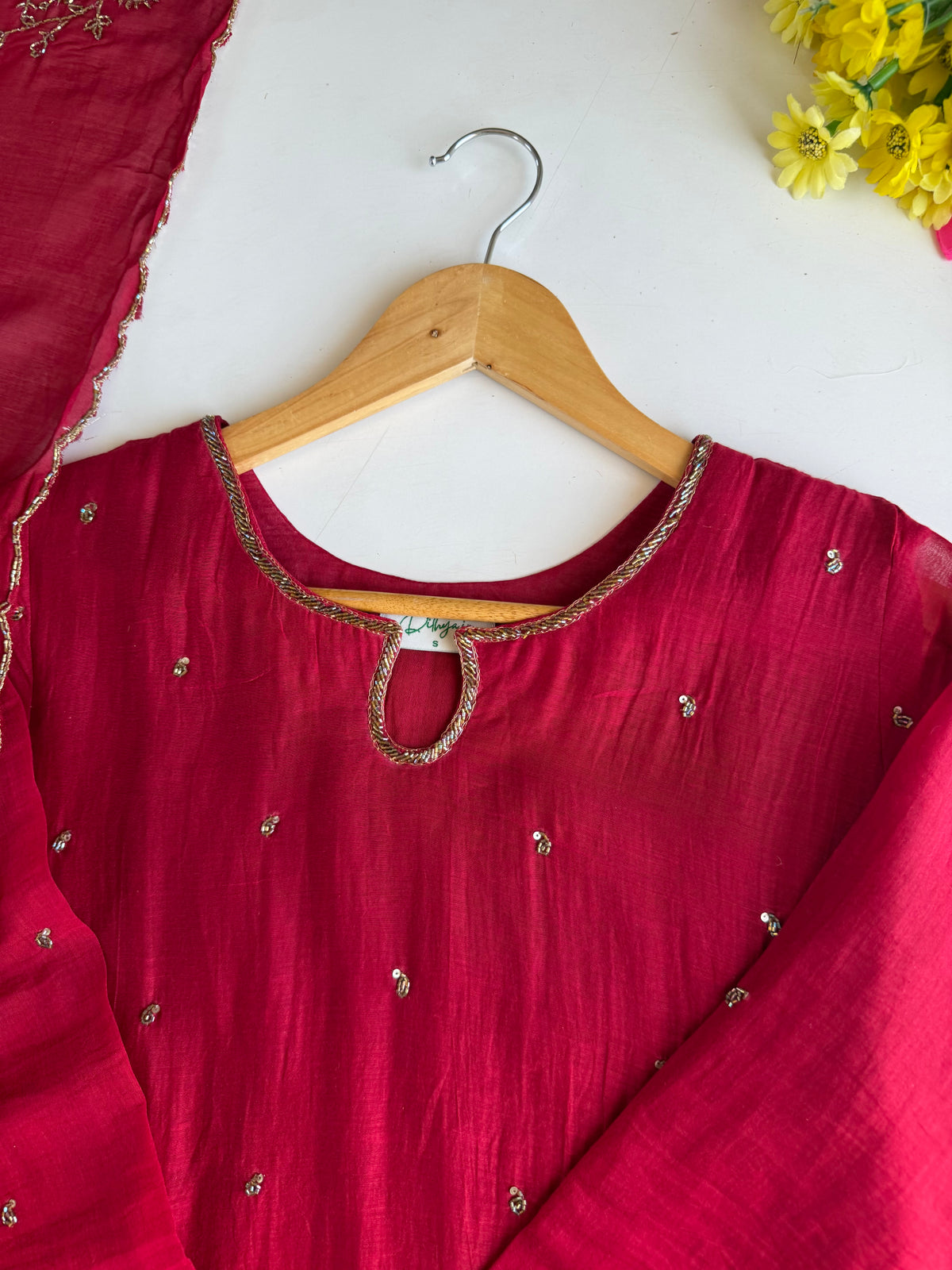 K075 - தூய பனாரசி முல் சந்தேரி கைவேலைப்பாடு ஏ-லைன் குர்தி, பேன்ட் மற்றும் துப்பட்டாவுடன்