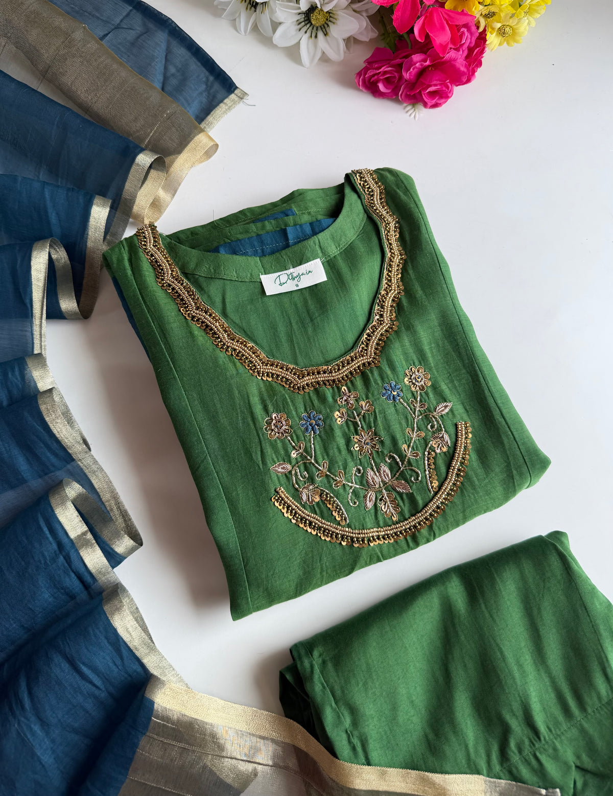 K345 - Anarkali aus Mul-Chanderi mit Handarbeit, Hose und Dupatta