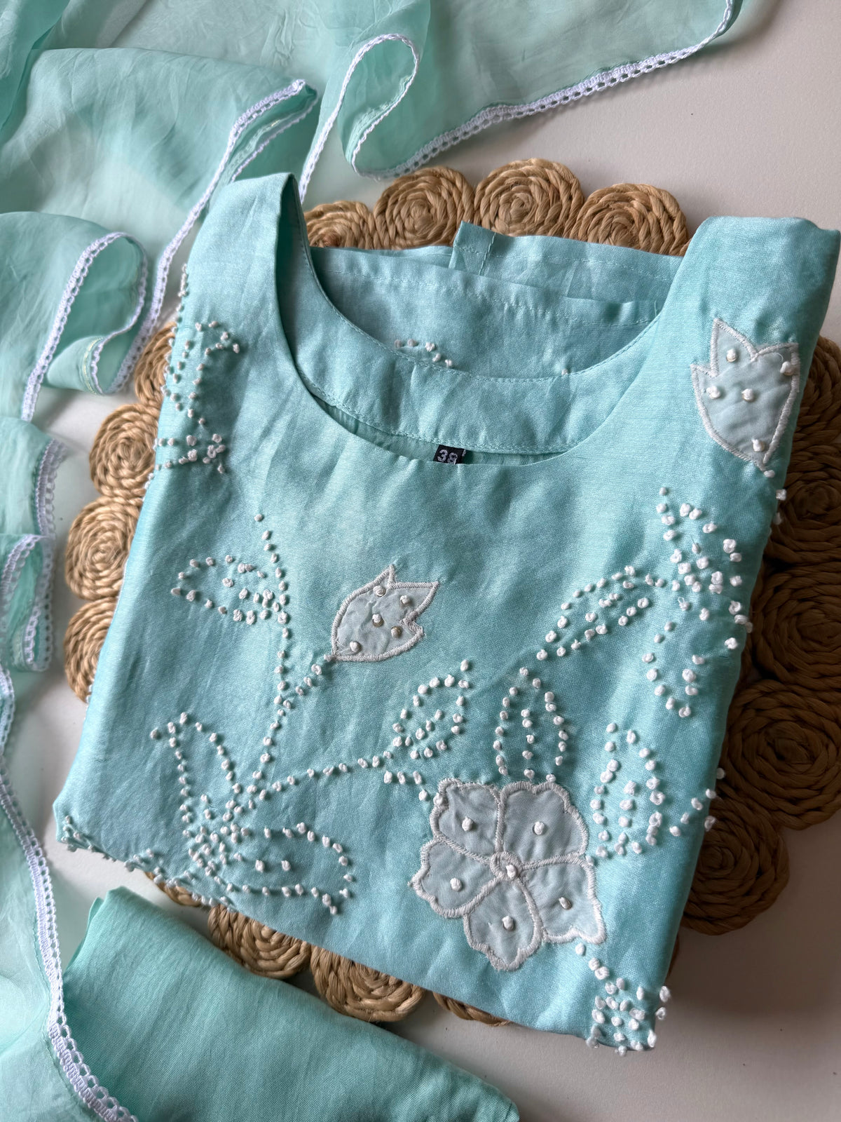 K048 – Gerader Kurti mit Chanderi-Knoten-Applikationen, Hose und Dupatta