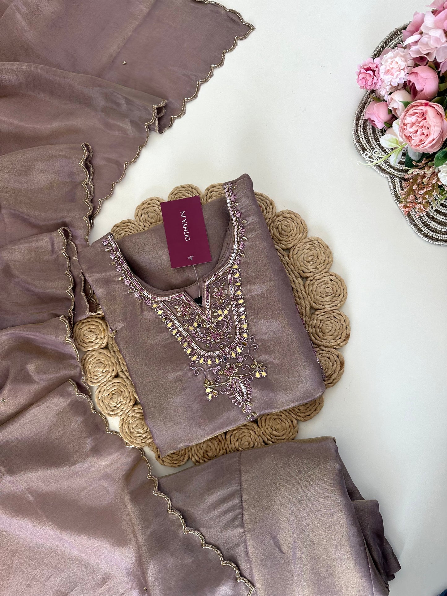 K155 - Kurzer Kurti aus handbearbeiteter Tissue-Seide mit Palazzo und Dupatta
