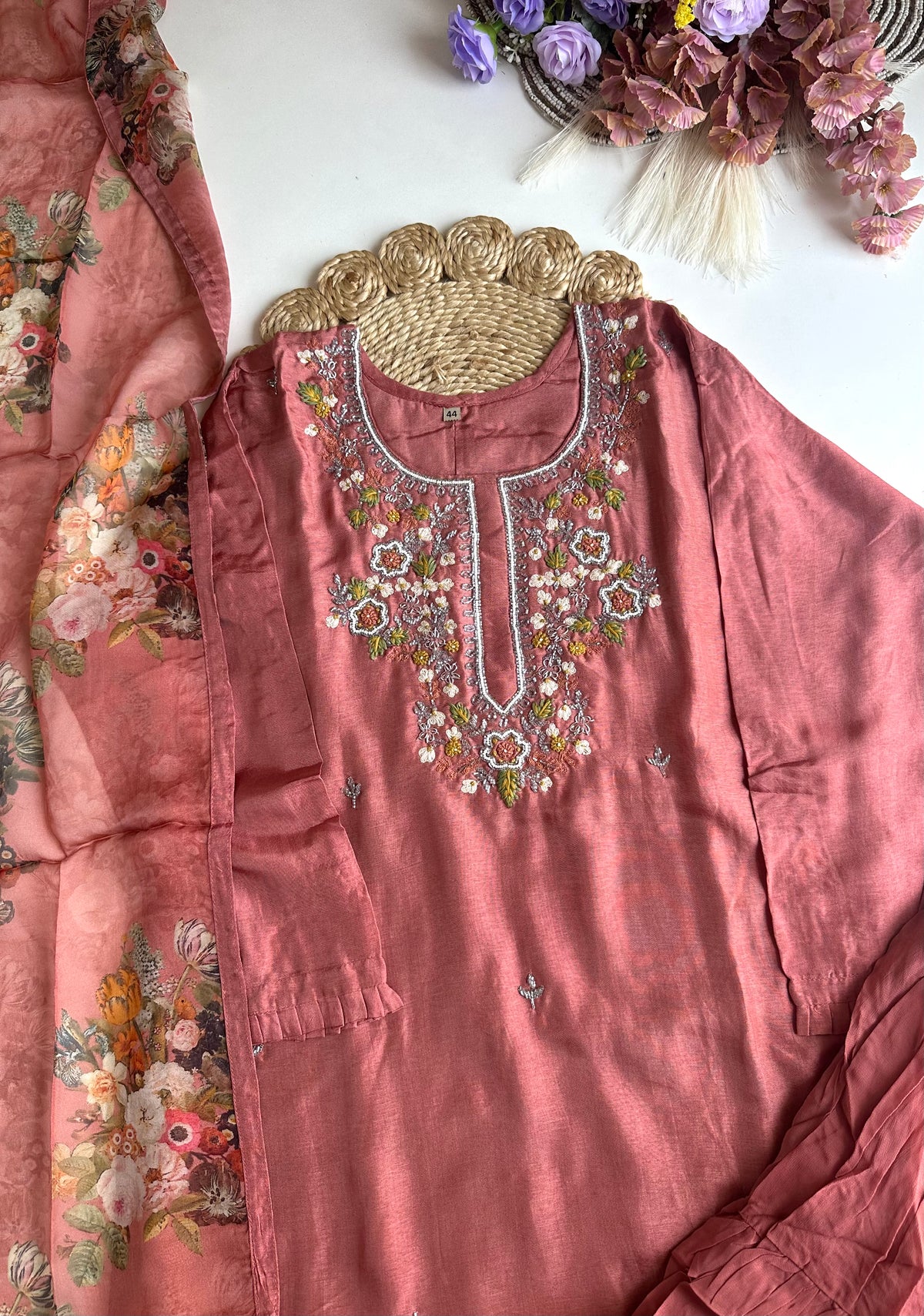 D250 – Gerader Kurti aus Dola-Seide mit Sharara und Dupatta