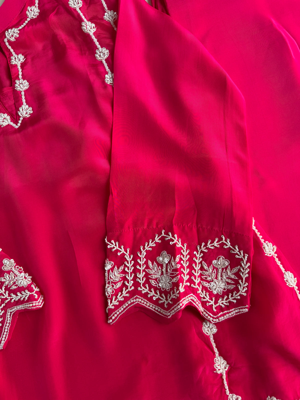 K668 - Coord-Set aus reinem Krepp mit Perlenstickerei