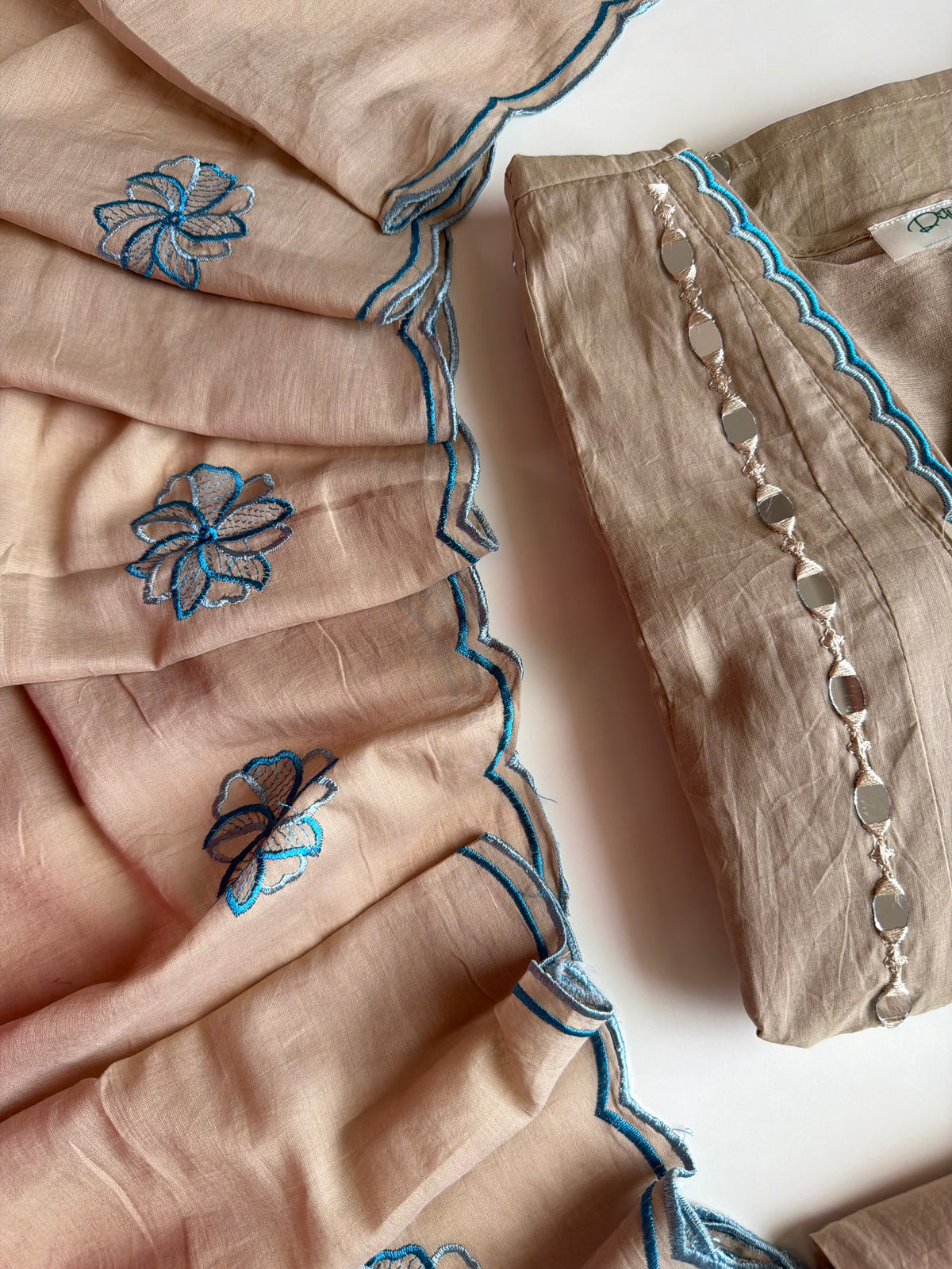 K525 - Anarkali aus Musselin mit Spiegelstickerei, Hose und Dupatta