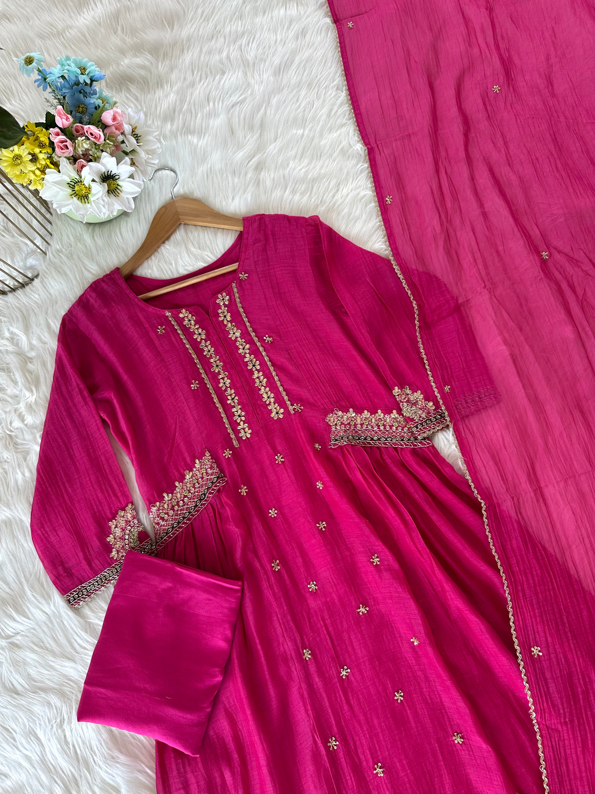 K142 - A-Linien-Kurti aus Mul-Chanderi mit Gota-Stickerei, dazu Hose und Dupatta