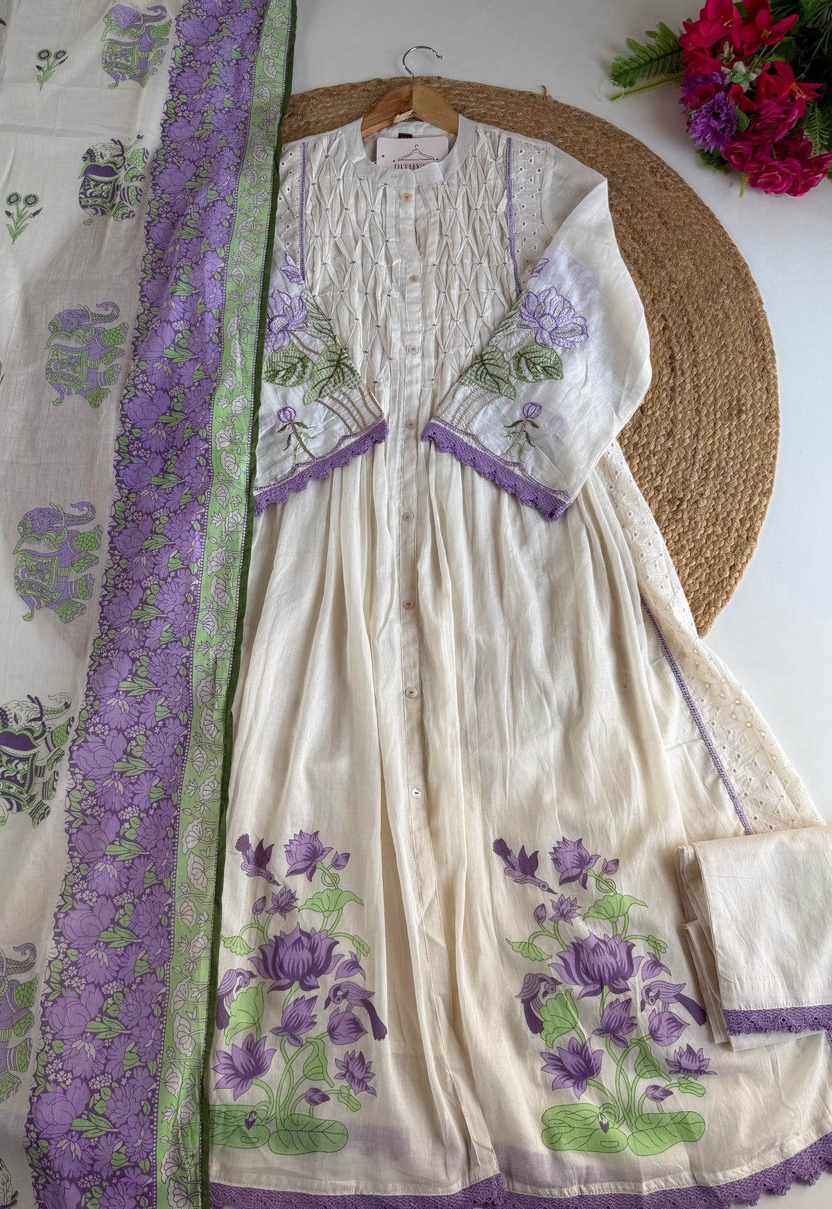 K004 - Bestickter Anarkali aus Mul-Baumwolle mit Hose und Dupatta
