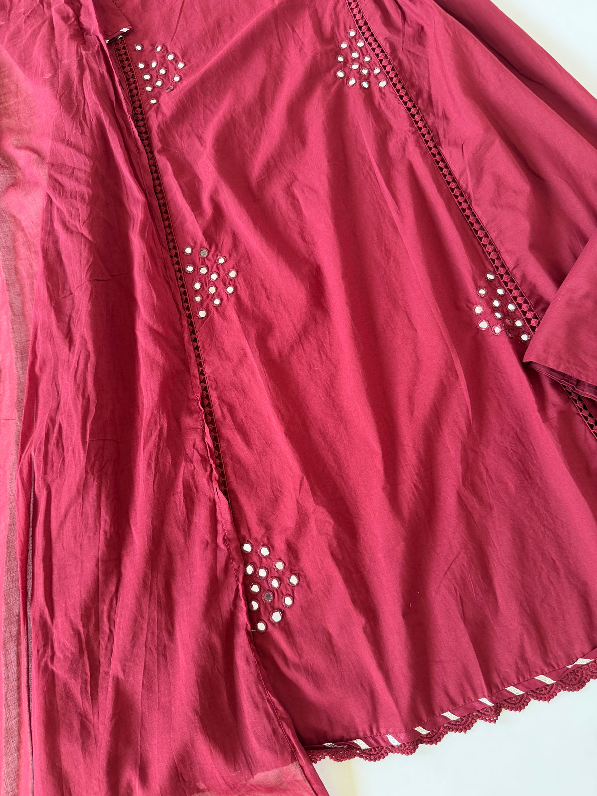 K628 - Anarkali aus Mul-Baumwolle mit Spiegelstickerei, Hose und Dupatta