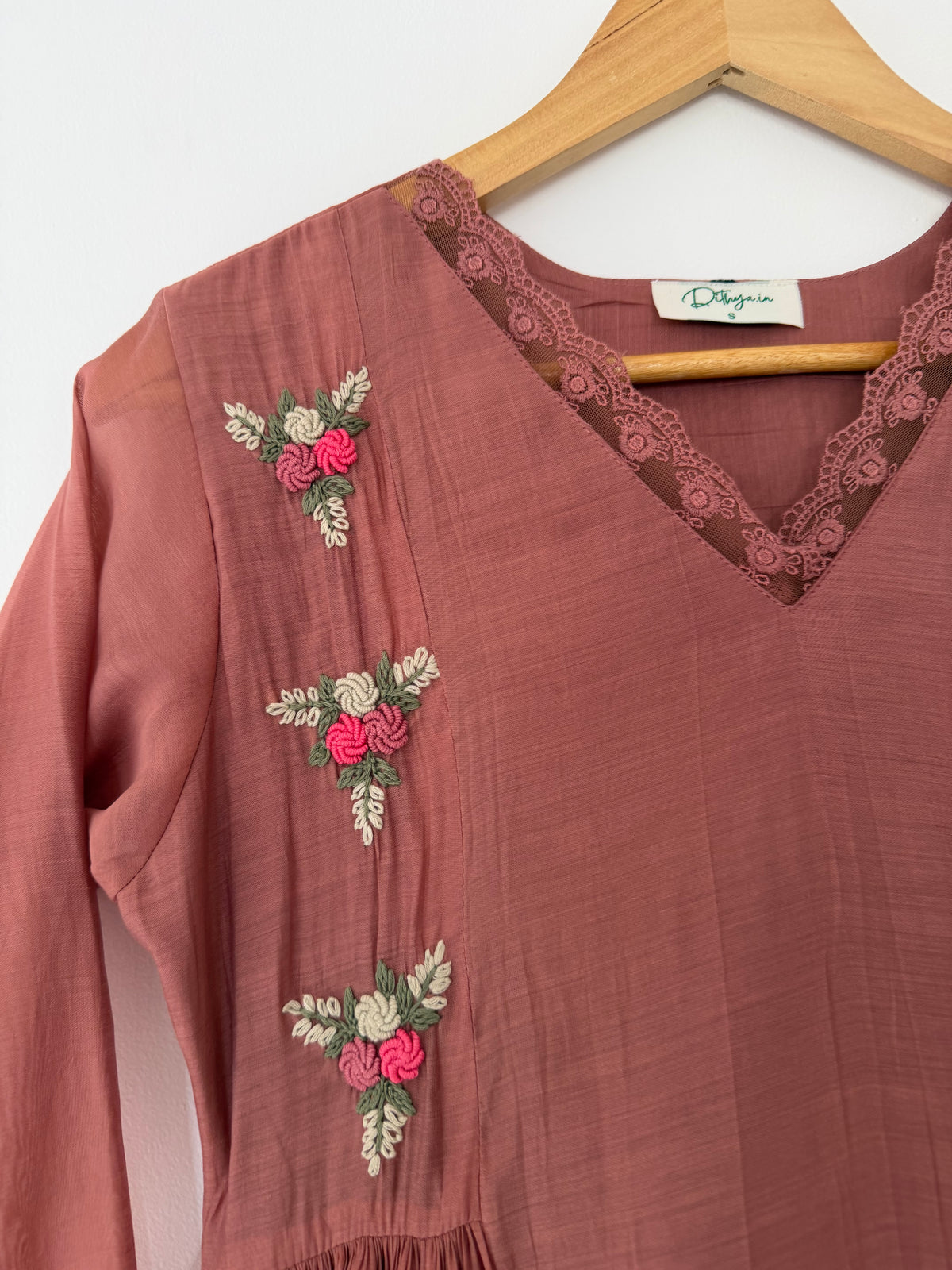 K052 - Besticktes Anarkali aus Mul-Chanderi mit Hose und Dupatta