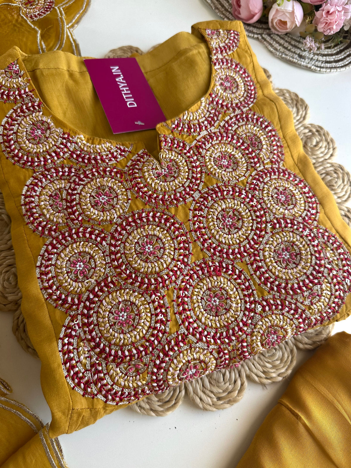 K169 - Mul Chanderi A-Linien-Kurti mit Handarbeit, Hose und Dupatta