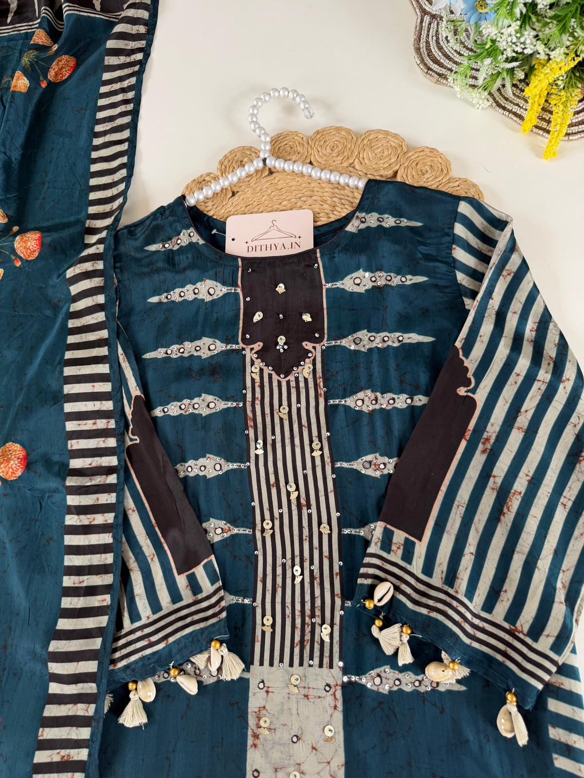 K586 – Reiner Krepp-Ajrakh-Kurti in geradem Schnitt mit Hose und Dupatta