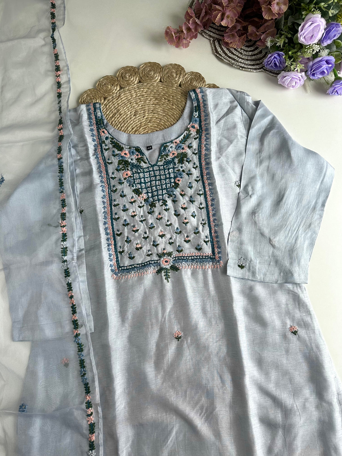 D273 – Gerades Kurti aus Dola-Seide mit Hose und Dupatta