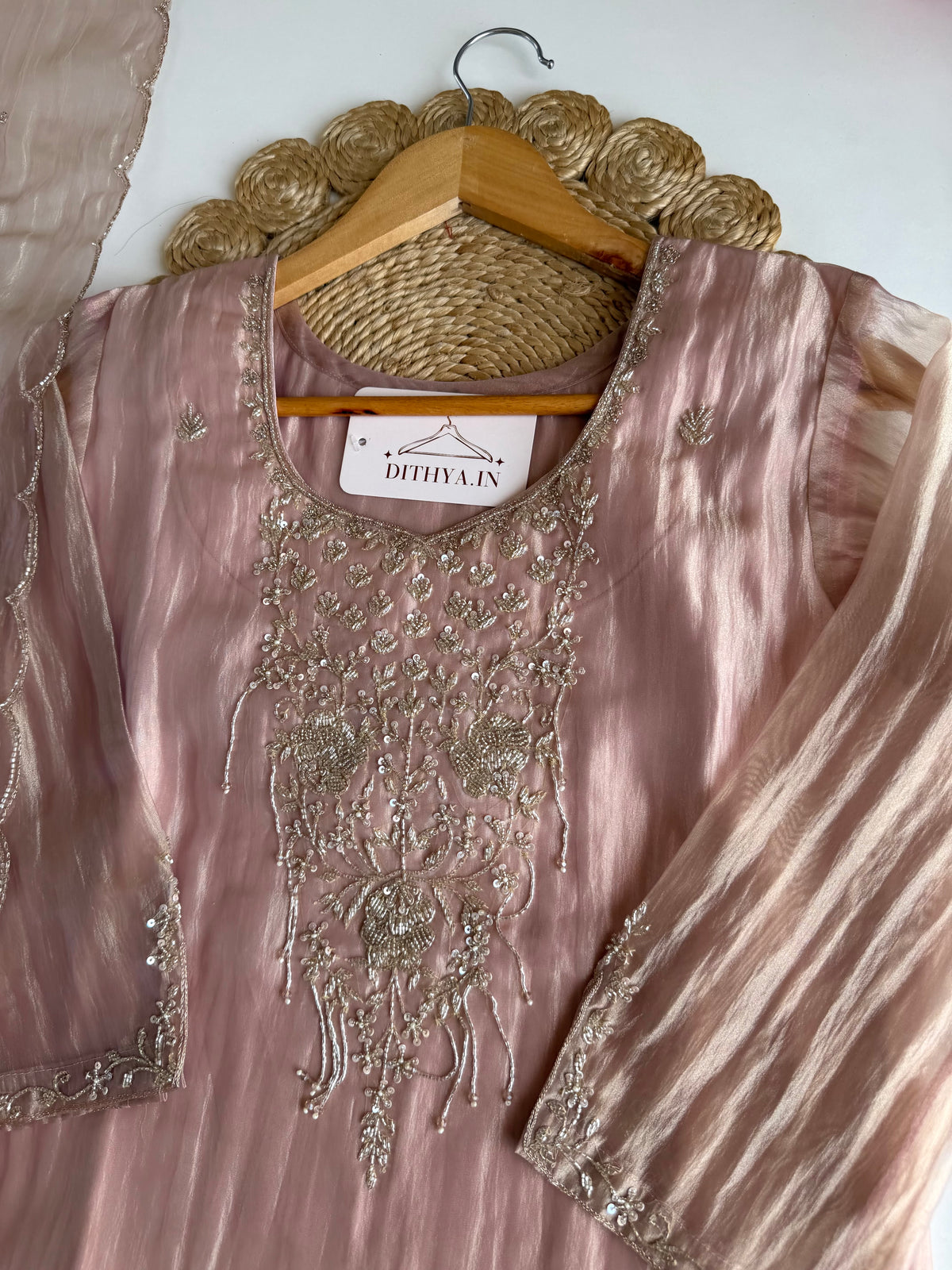 K425 - Gerader Kurti in Handarbeit aus Glasseide mit Hose und Dupatta