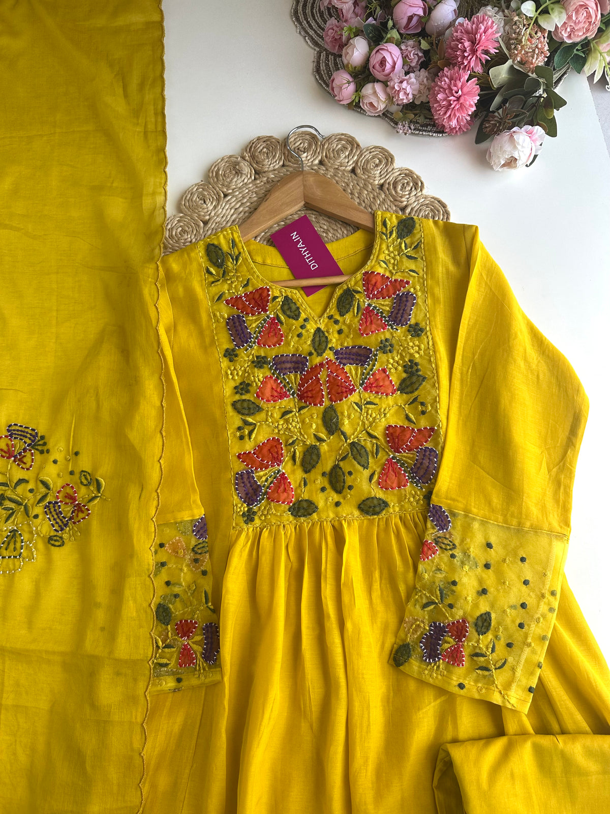 K050 – A-Linien-Kurti aus Chanderi-Mischgewebe mit Applikationsstickerei, dazu Hose und Dupatta in 2 Farben