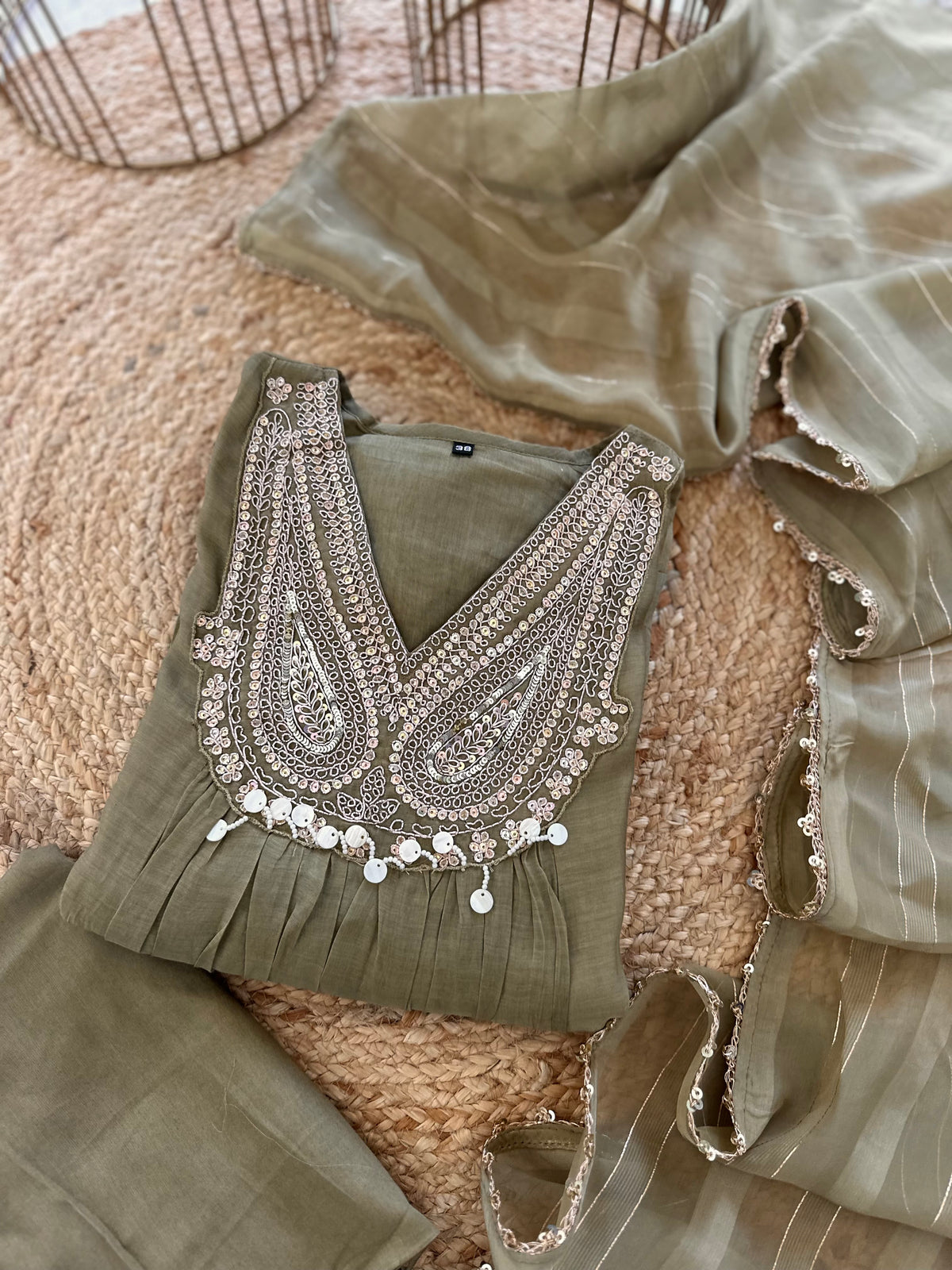 K093 - Mul-Chanderi-A-Linien-Kurti mit Handarbeit, Hose und Dupatta in 2 Farben