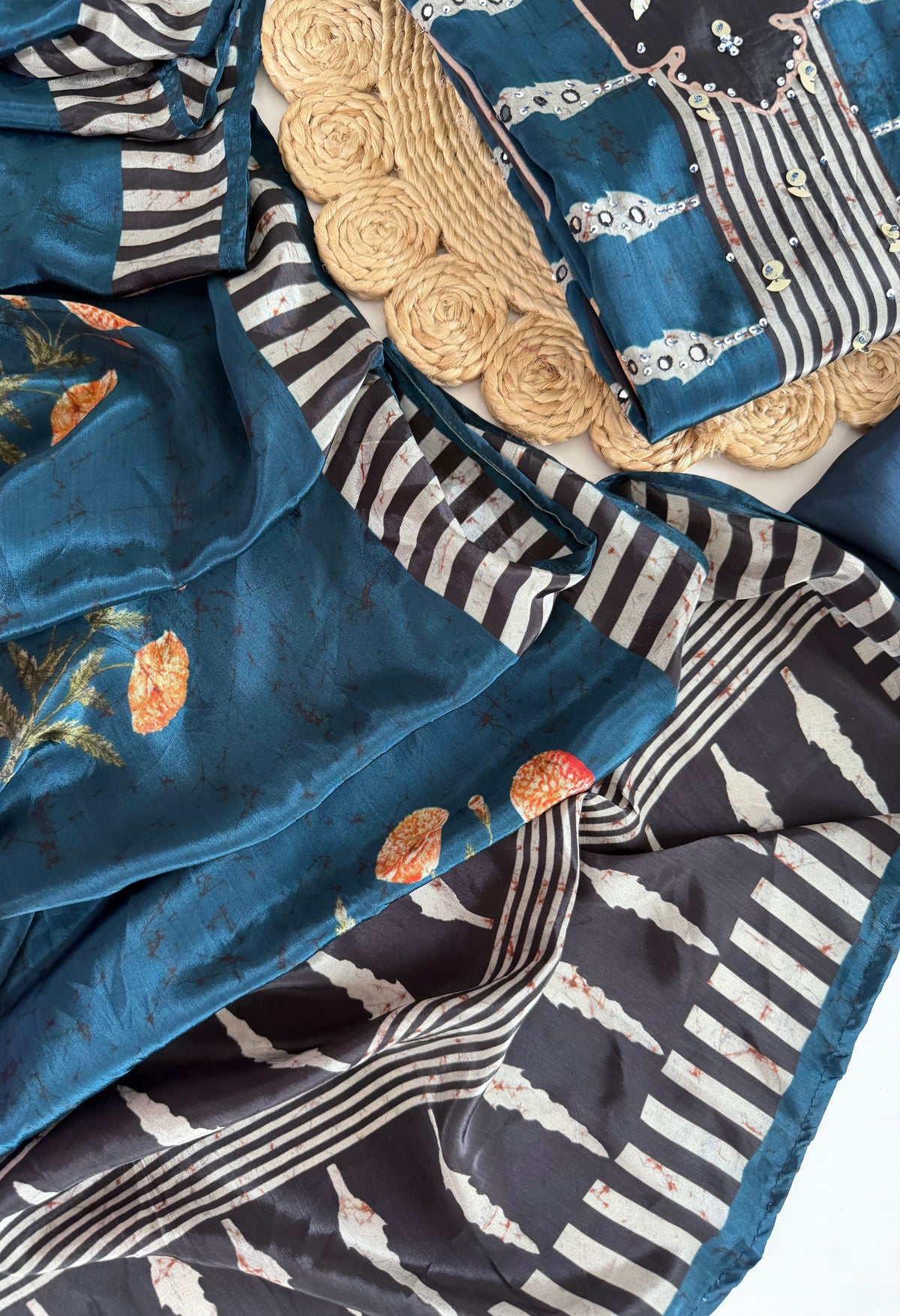 K586 – Reiner Krepp-Ajrakh-Kurti in geradem Schnitt mit Hose und Dupatta