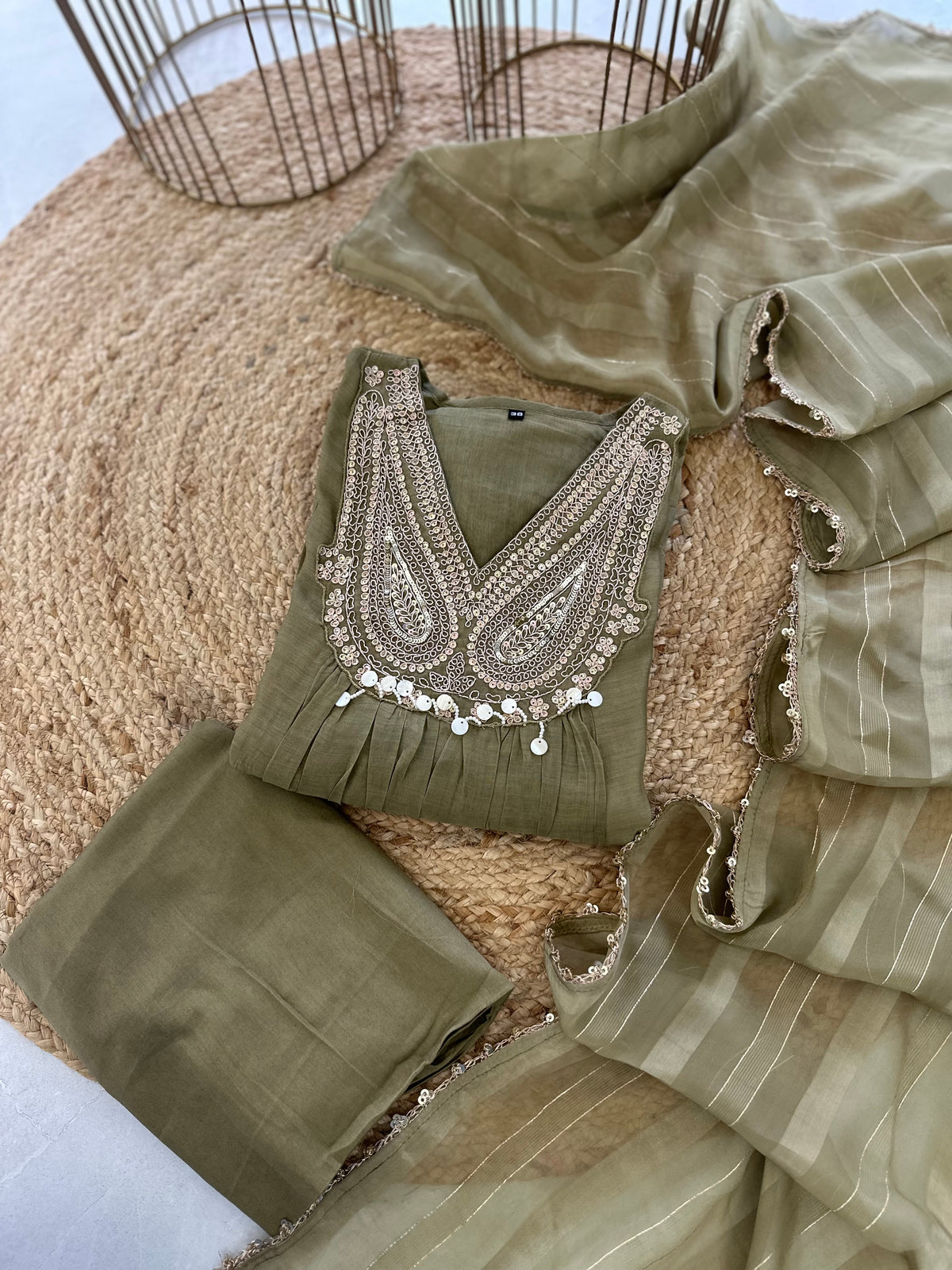 K093 - Mul-Chanderi-A-Linien-Kurti mit Handarbeit, Hose und Dupatta in 2 Farben