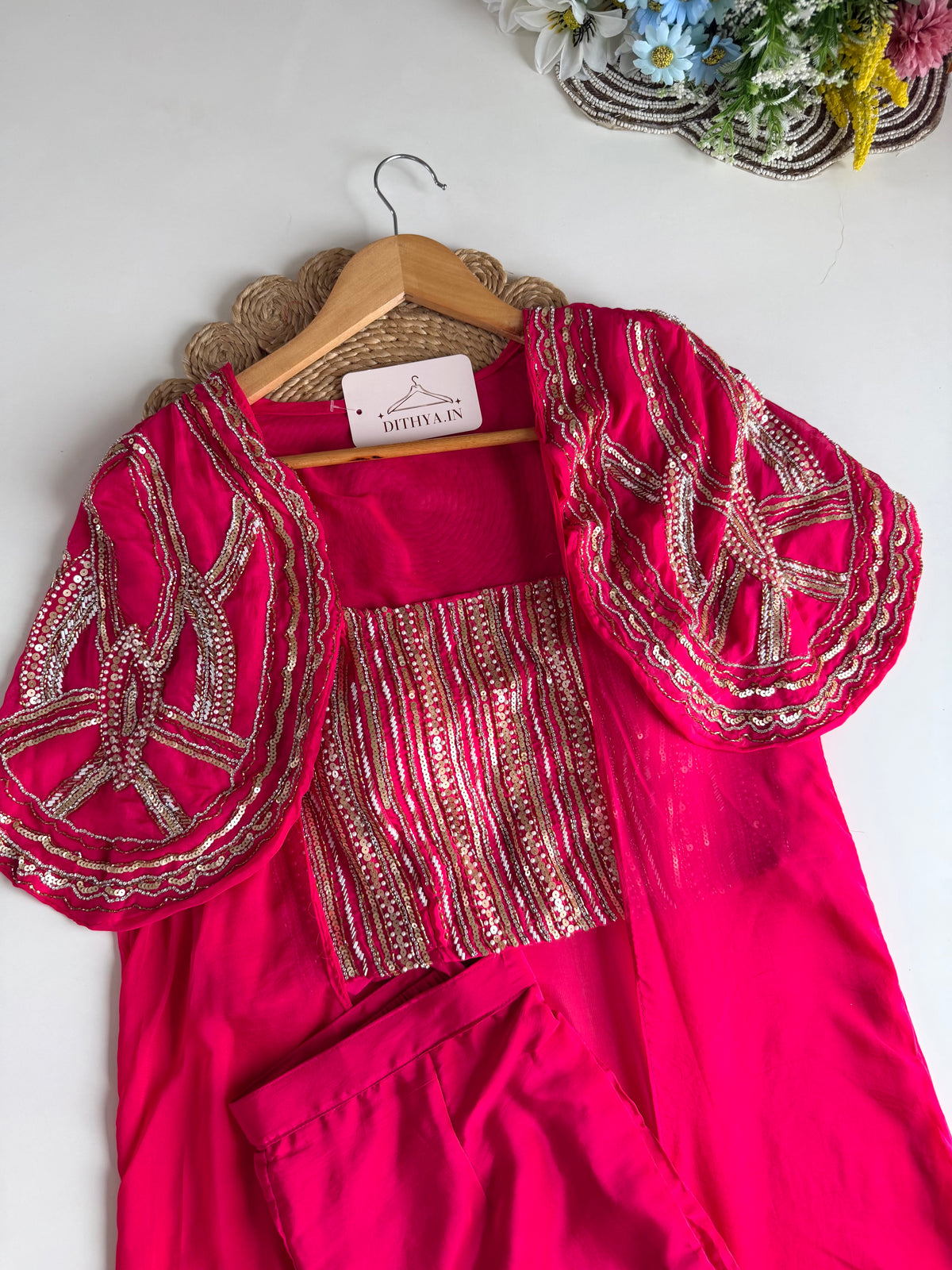 K652 - Reiner Crêpe-Crop-Top mit Handarbeit, Jacke und geteilter Hose