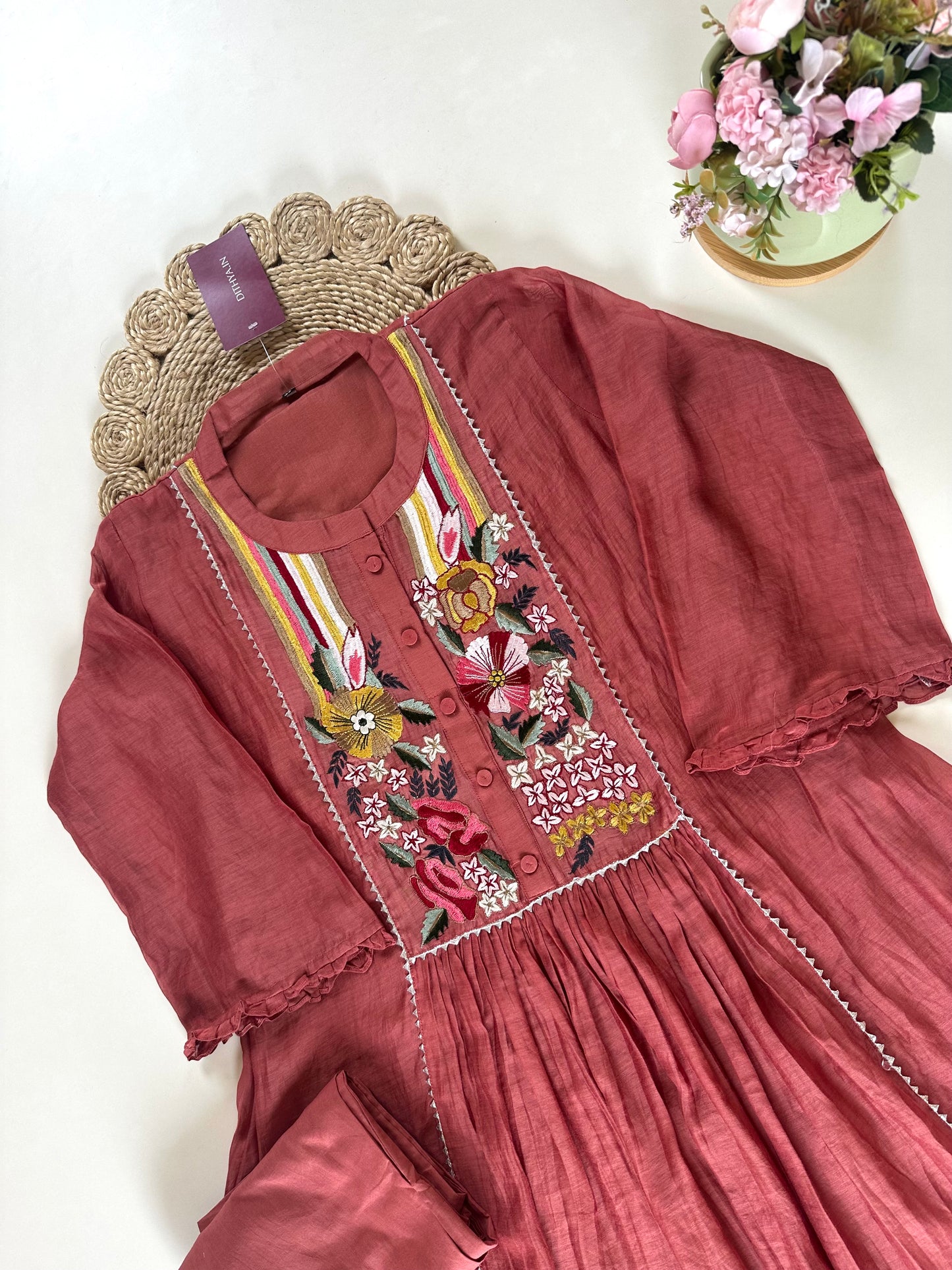 K066 – Bestickte A-Linien-Kurti aus Mul-Chanderi mit Hose in 2 Farben
