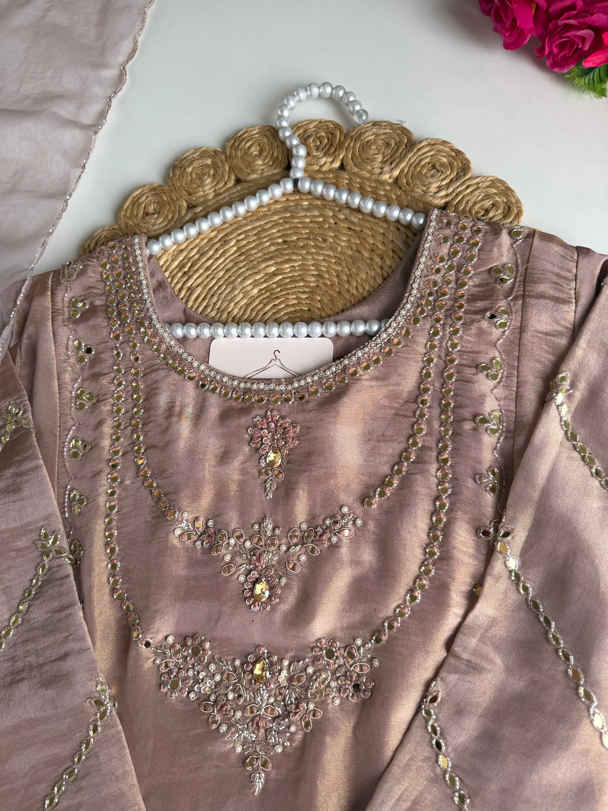 K722 - Anarkali aus Seidenpapier mit Schmucksteinbesatz, dazu Hose und Dupatta