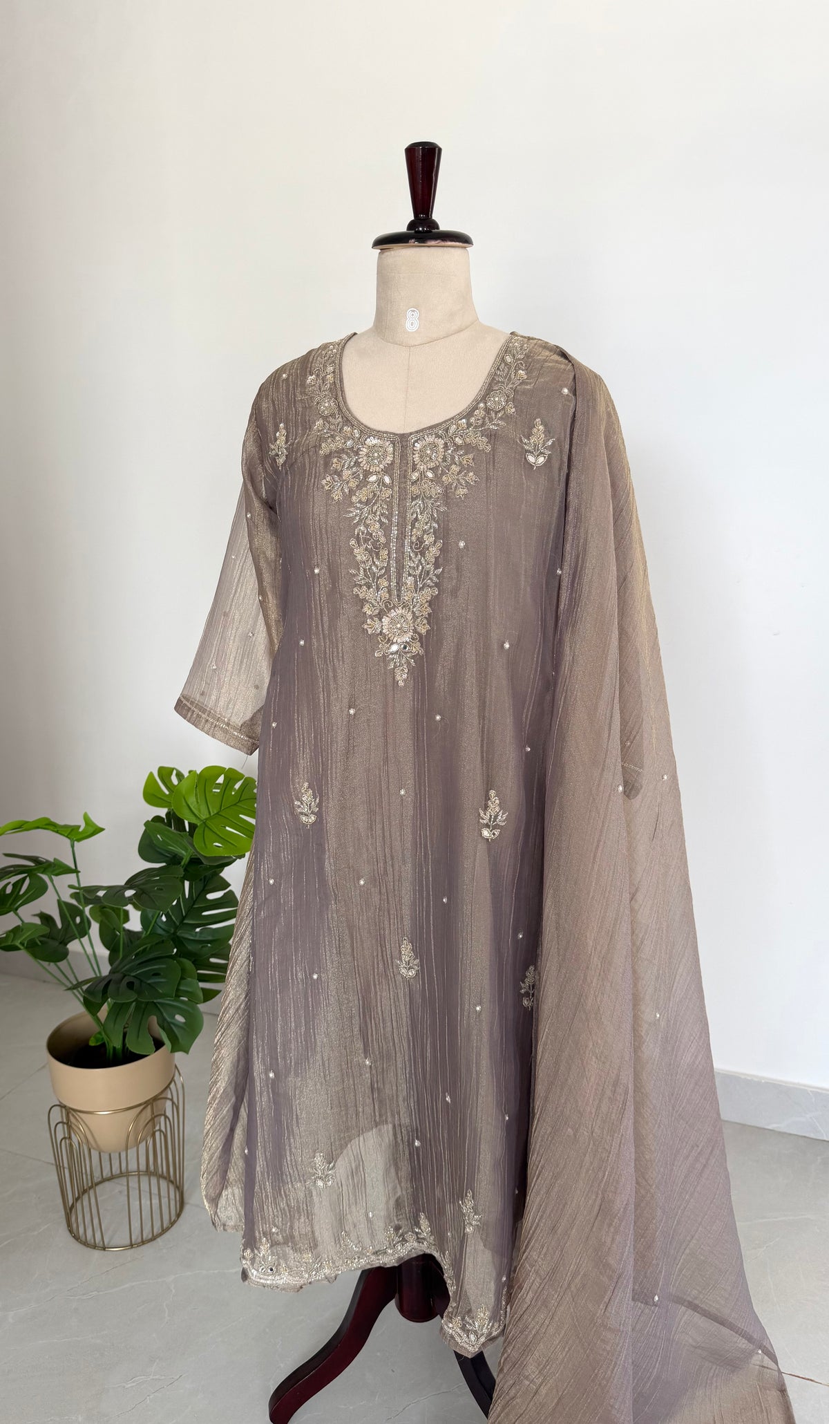 K712 – Anarkali aus gecrushtem Glas-Gewebe mit Handarbeit, inklusive Hose und Dupatta, in 2 Farben