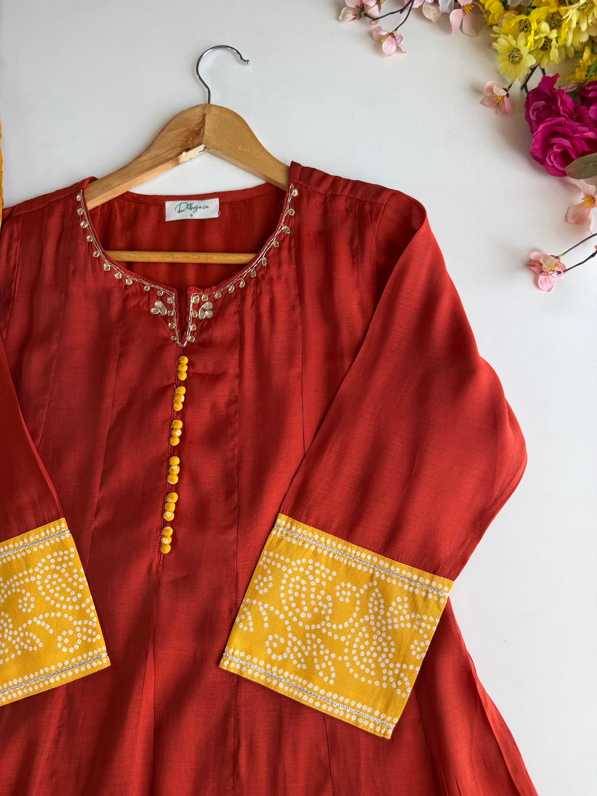 K692 - Surat Mul Chanderi Anarkali mit Handarbeit, Hose und Dupatta