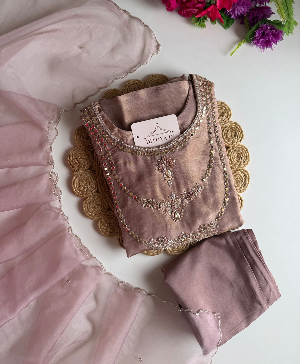 K722 - Anarkali aus Seidenpapier mit Schmucksteinbesatz, dazu Hose und Dupatta