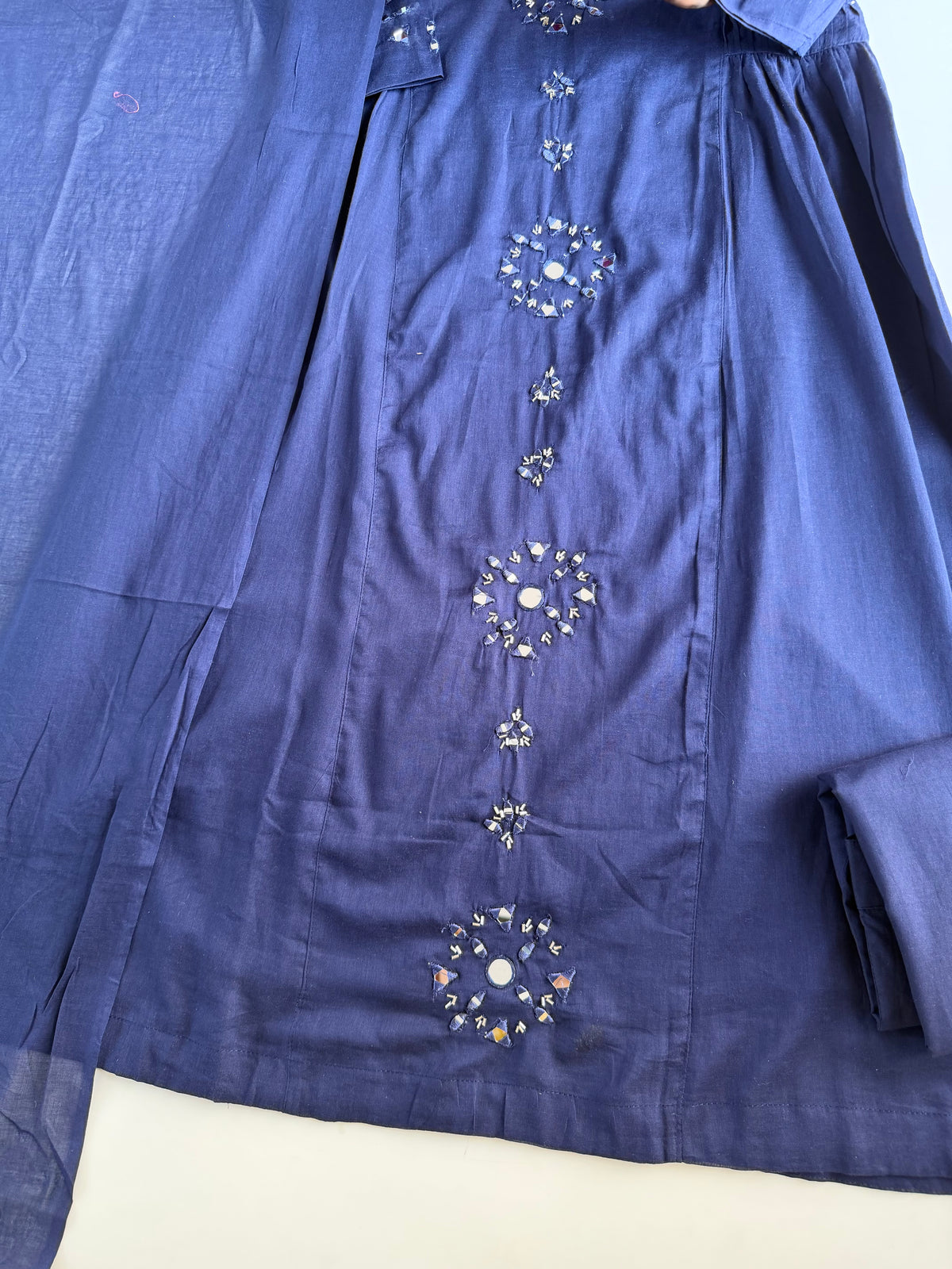 K300 – A-Linien-Kurti aus Mul-Baumwolle mit Spiegelstickerei, inklusive Hose und Dupatta, in 2 Farben