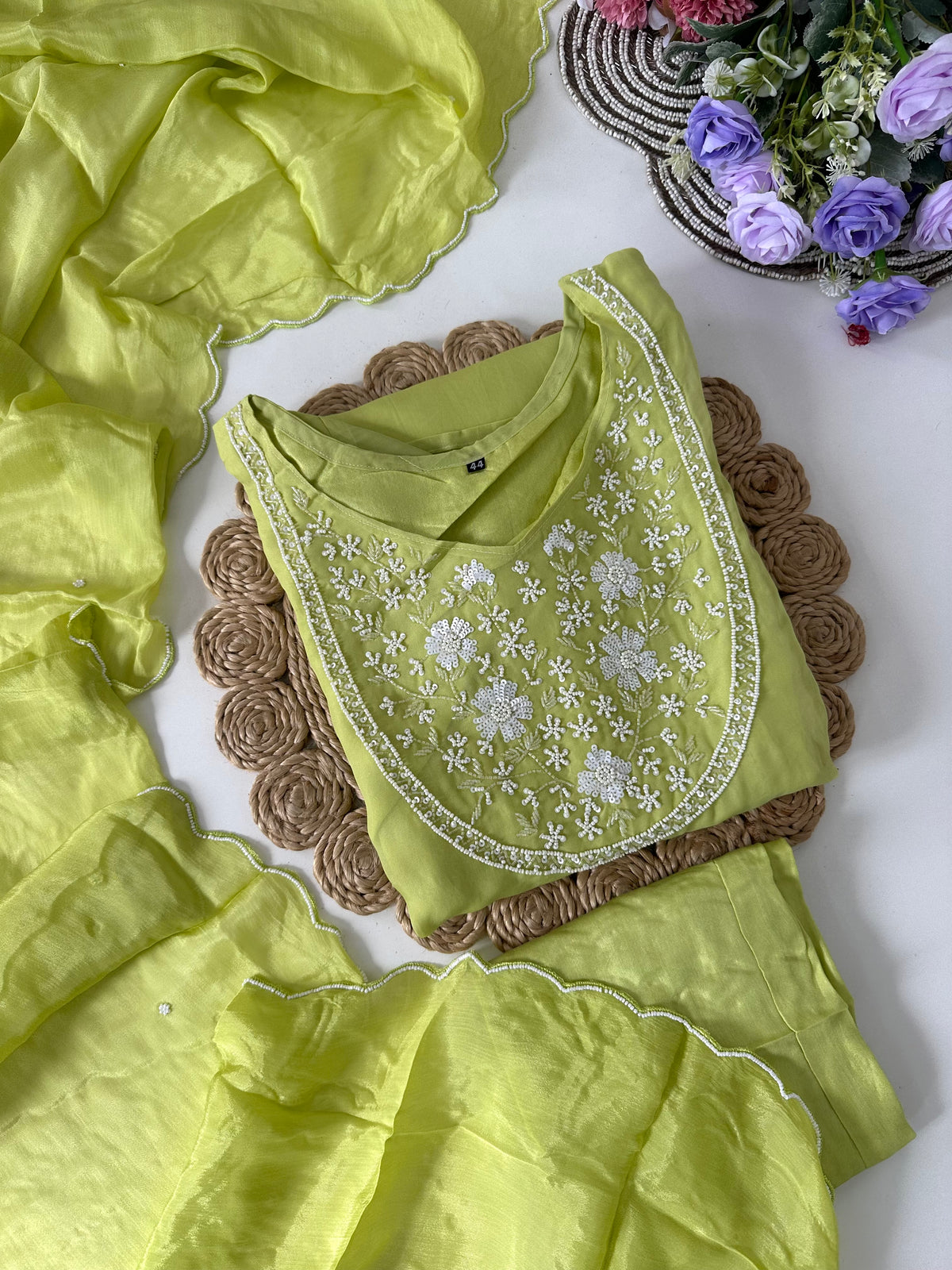 D052 – Gerader Kurti aus Chinnon-Seide mit Hose und Dupatta