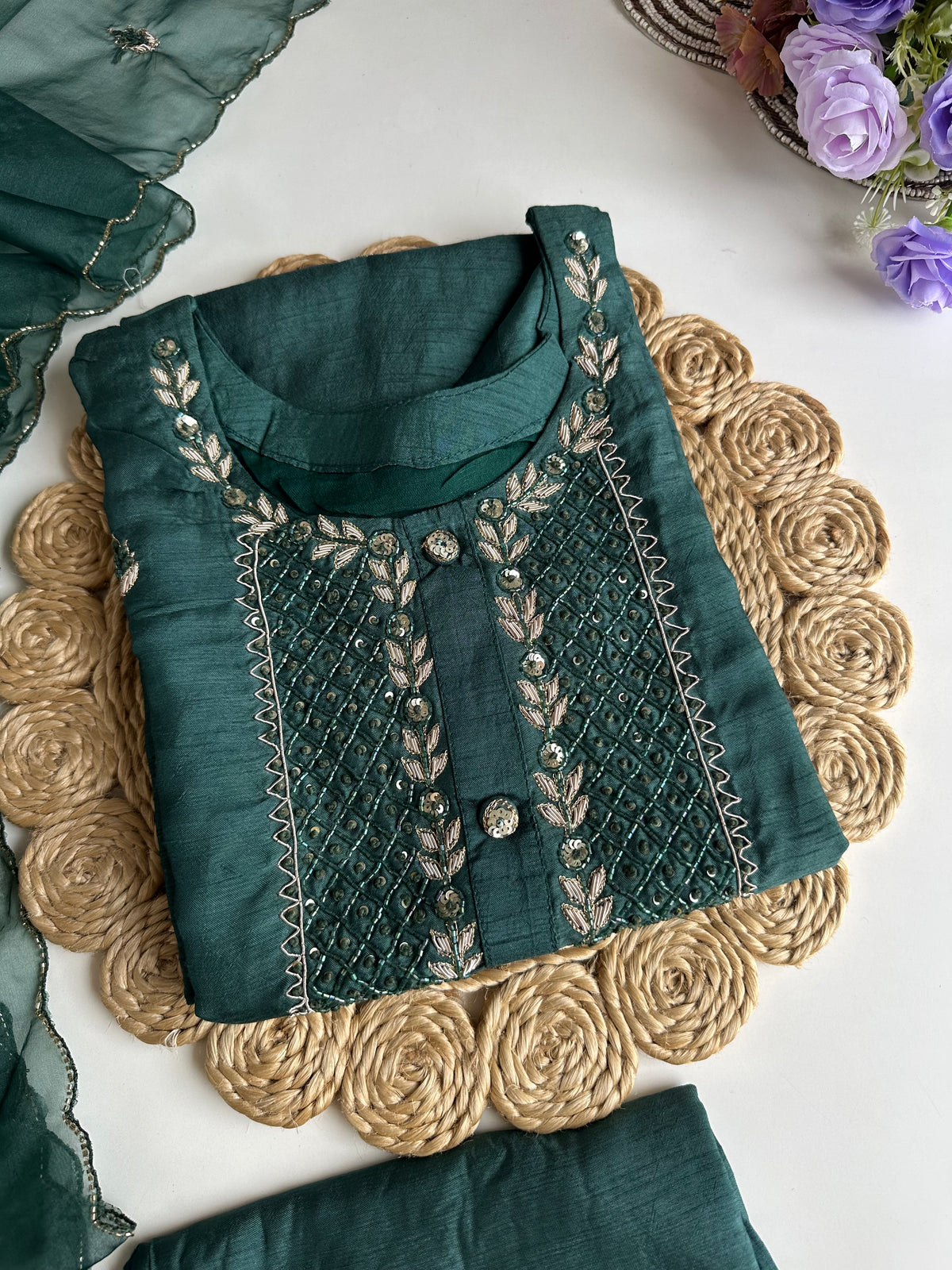 D080 – Gerader Kurti aus Dola-Seide mit Hose und Dupatta