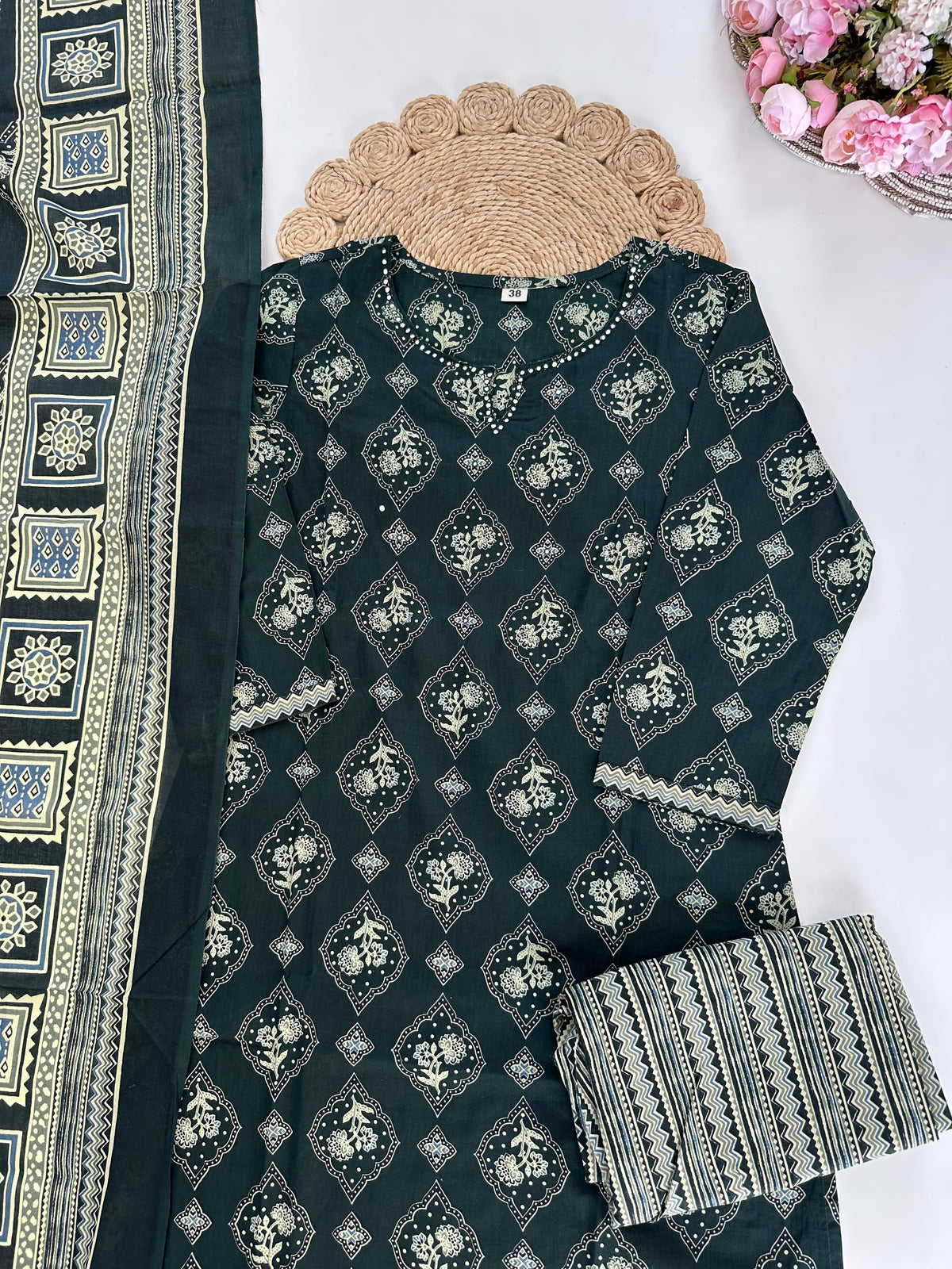 K038 – Gerader Kurti aus bedruckter Baumwolle mit Hose und Dupatta