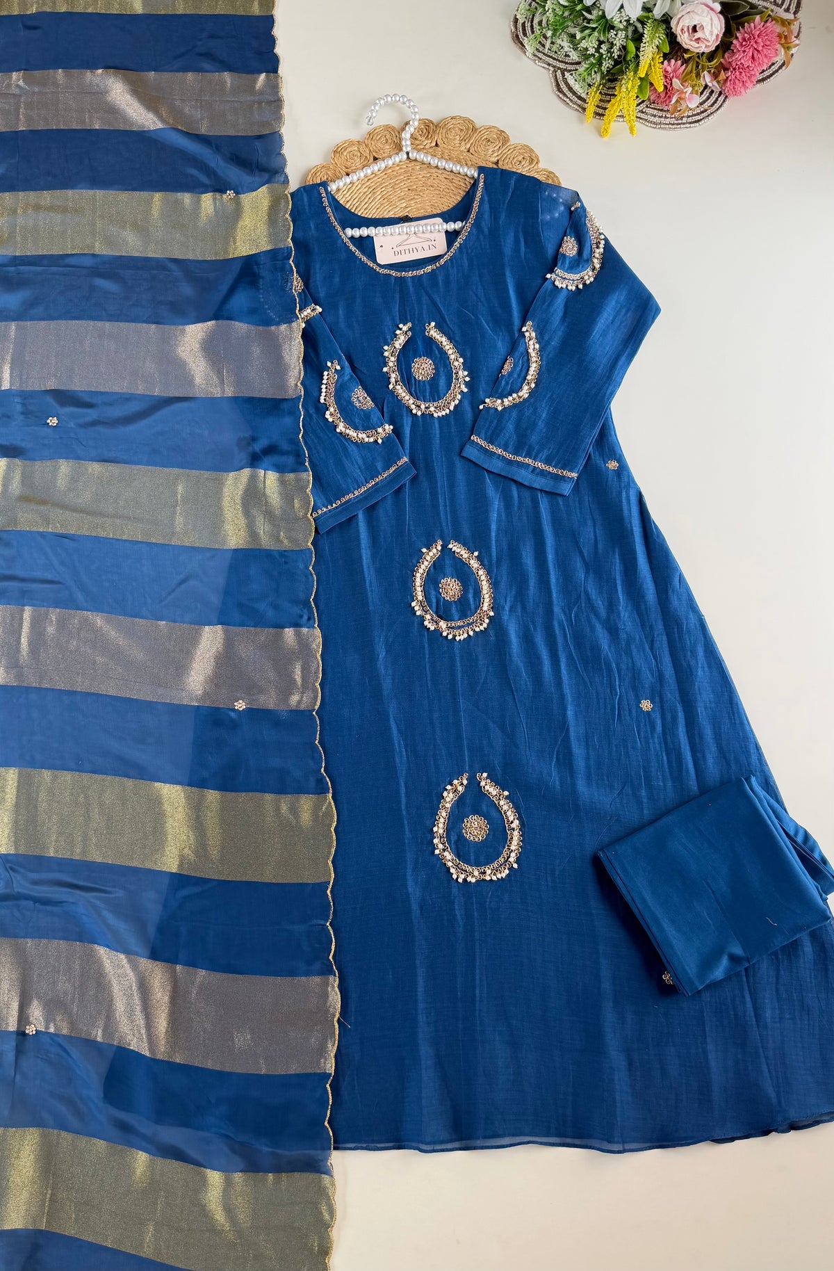 K261 - A-Linien-Kurti aus Mul-Chanderi mit Handstickerei, dazu Hose und Dupatta