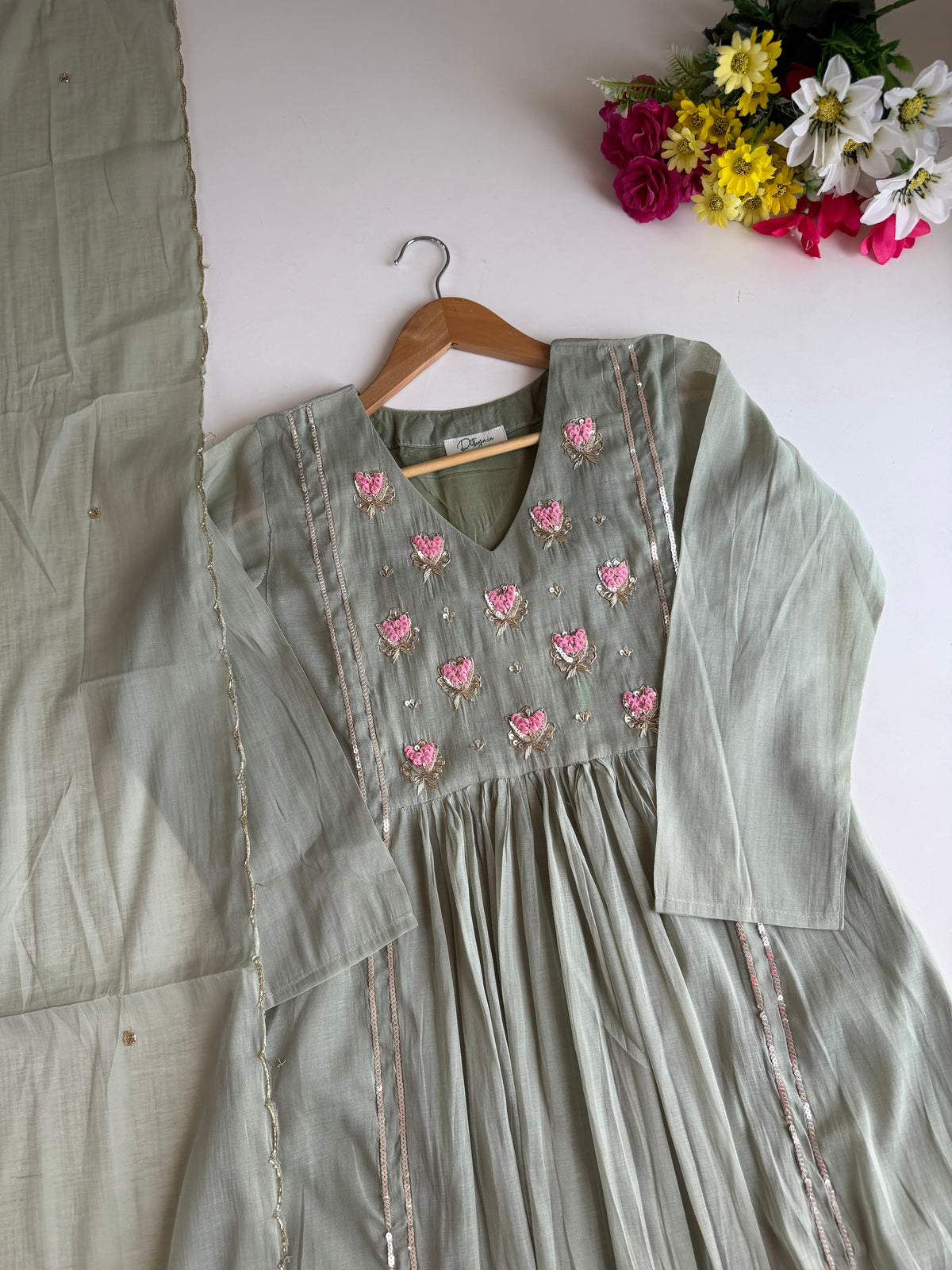 K640 - Surat Mul Chanderi Anarkali mit Handarbeit, Hose und Dupatta