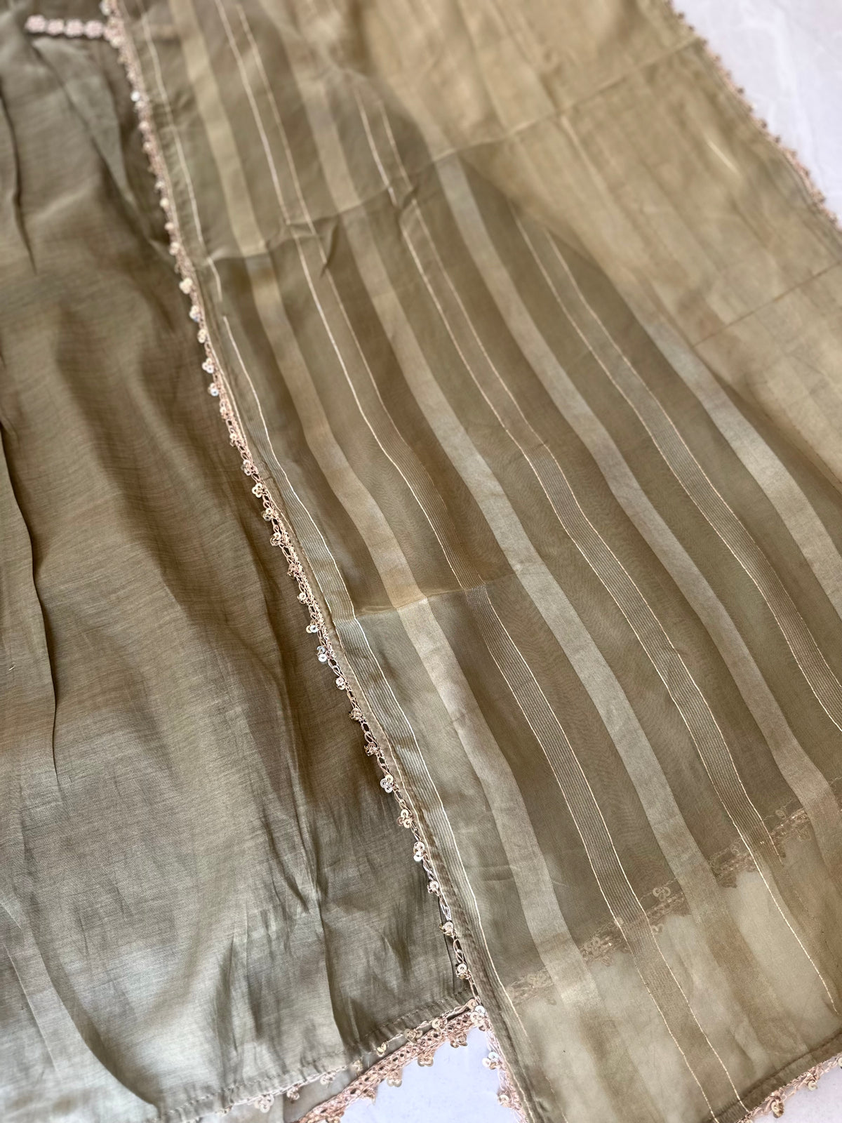 K093 - Mul-Chanderi-A-Linien-Kurti mit Handarbeit, Hose und Dupatta in 2 Farben