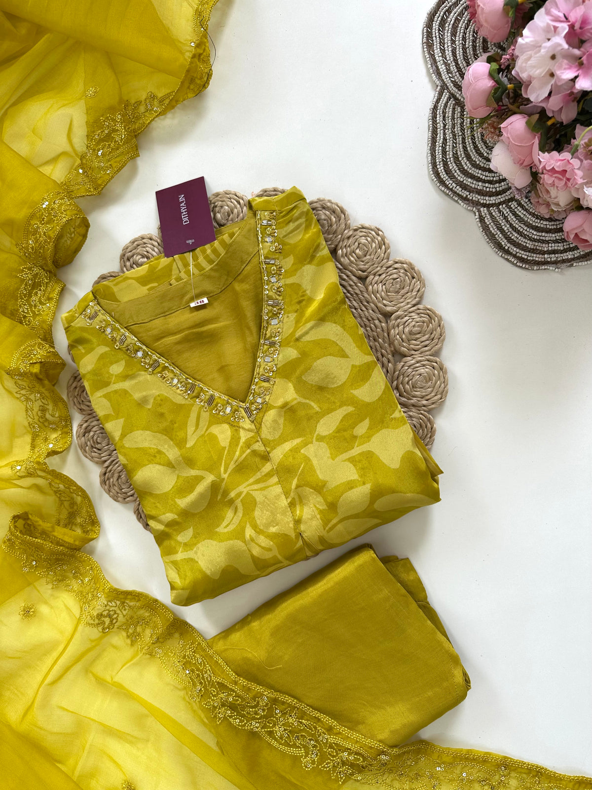 K216 – A-Linien-Kurti aus reinem Krepp mit handgefertigten Details, inklusive Hose und Dupatta