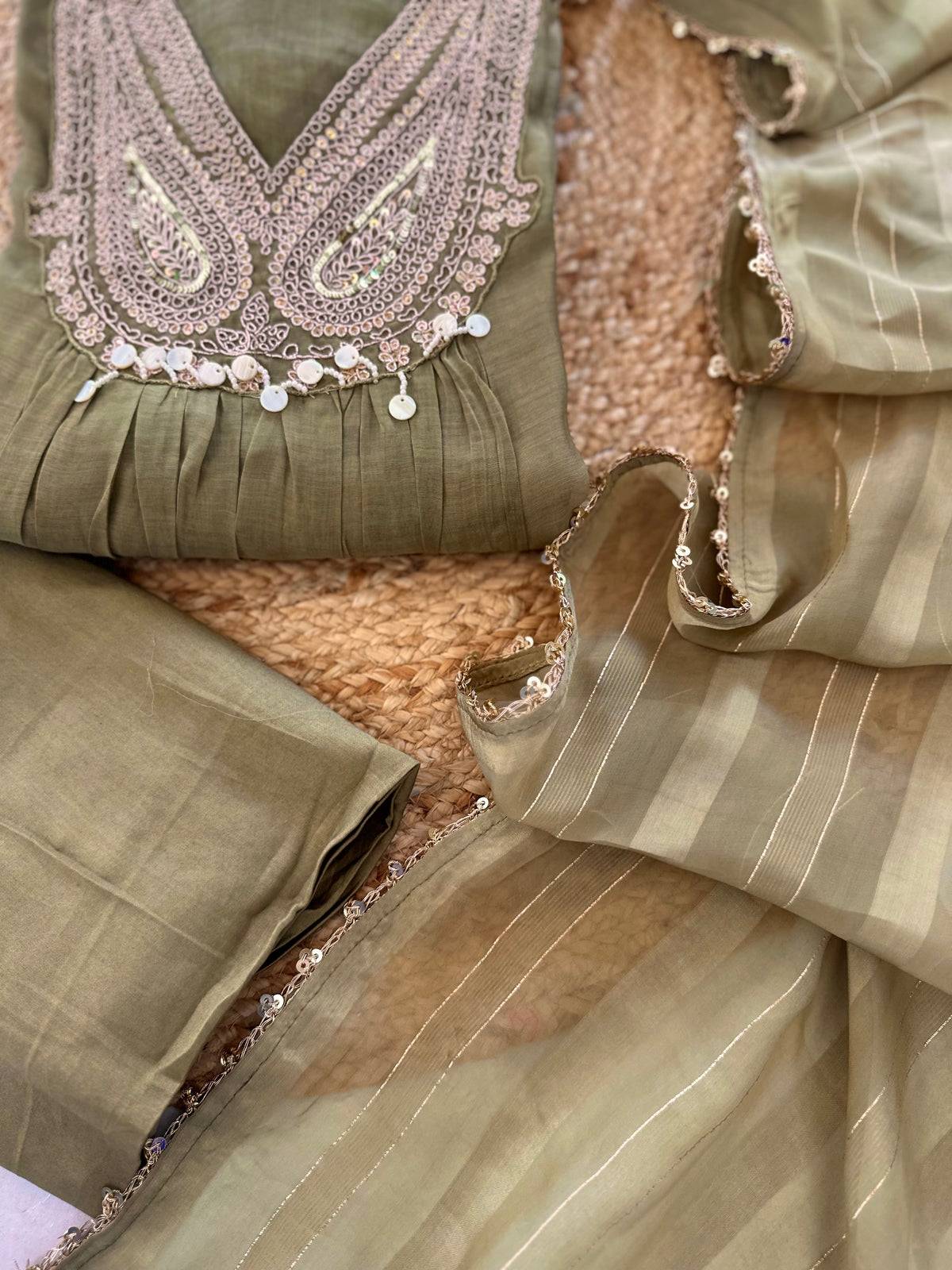 K093 - Mul-Chanderi-A-Linien-Kurti mit Handarbeit, Hose und Dupatta in 2 Farben