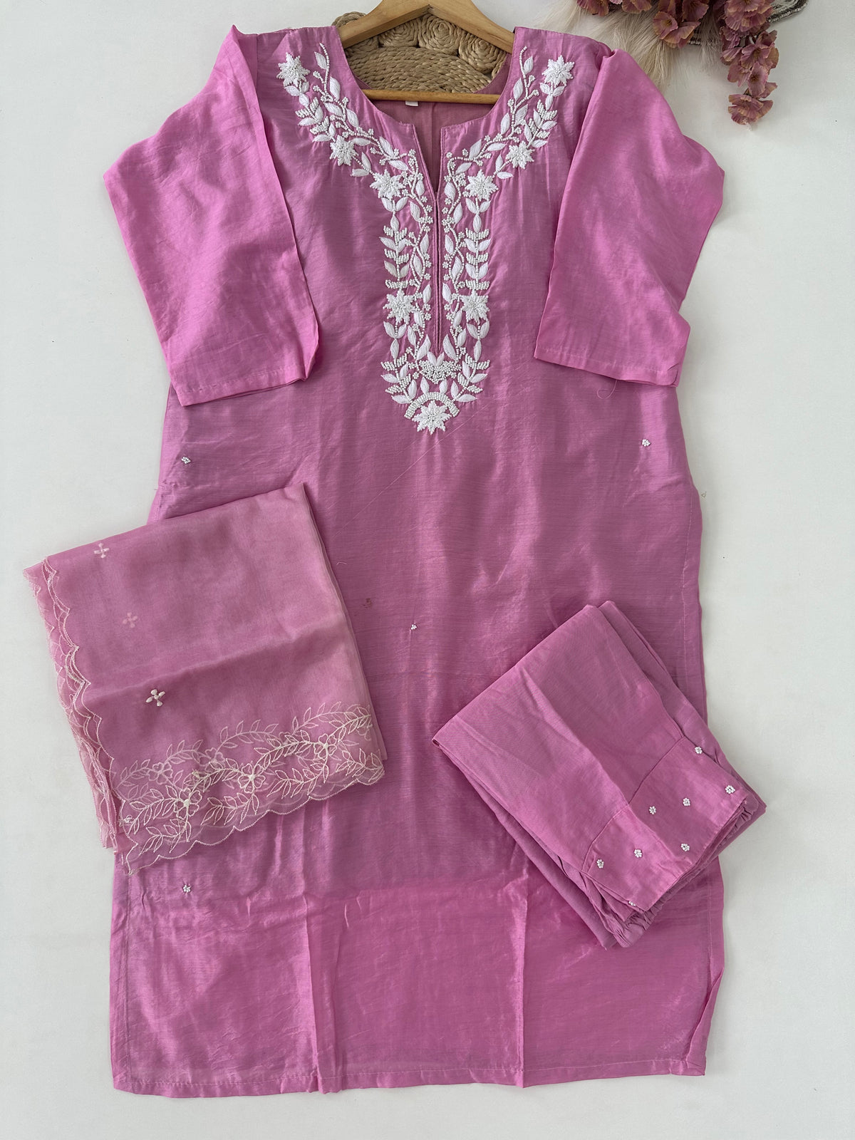 D201 - Gerader Kurti aus Dola-Seide mit Hose und Dupatta