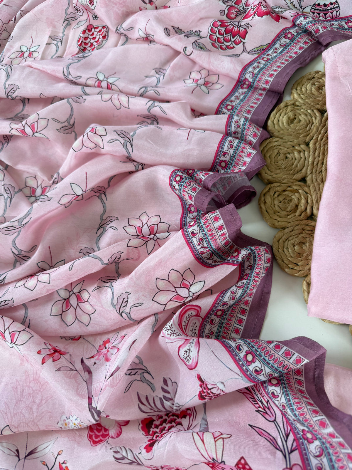 K452 – Bedruckte, gerade geschnittene Musselin-Kurti mit Hose und Dupatta