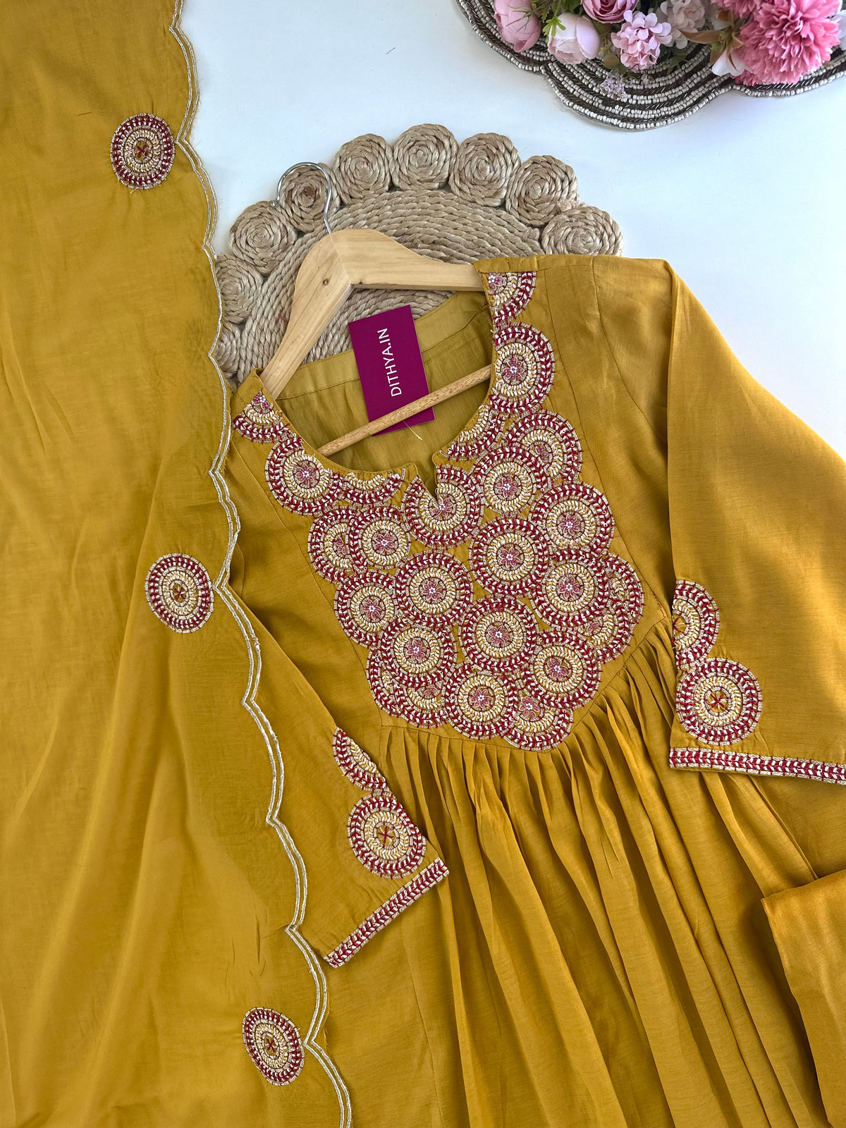K169 - Mul Chanderi A-Linien-Kurti mit Handarbeit, Hose und Dupatta