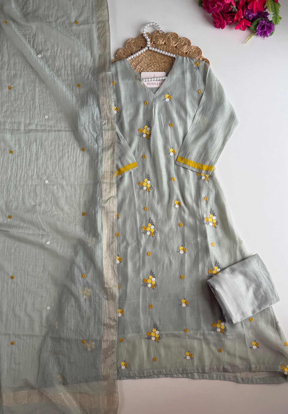 K724 - A-Linien-Kurti aus besticktem Mul-Chanderi-Stoff mit Hose und Dupatta