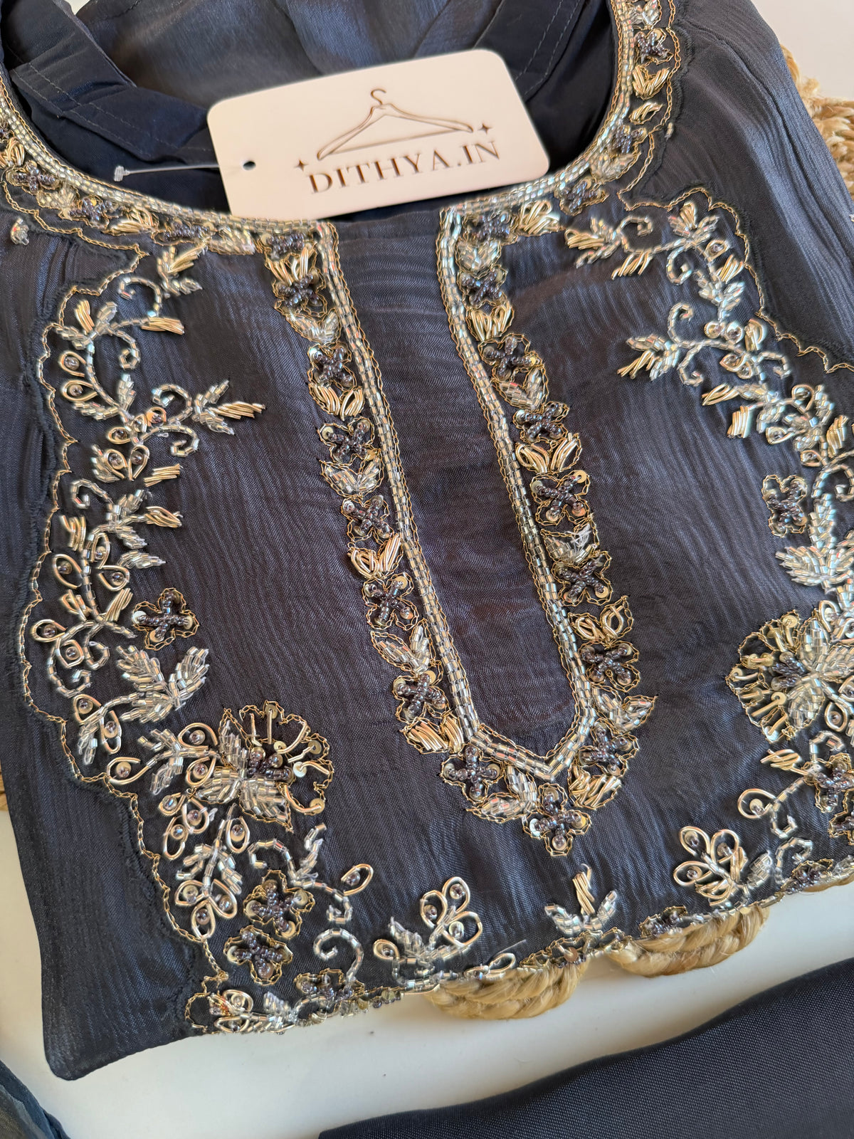 K194 - Anarkali aus reinem Chinnon mit Handarbeit, inklusive Hose und Dupatta