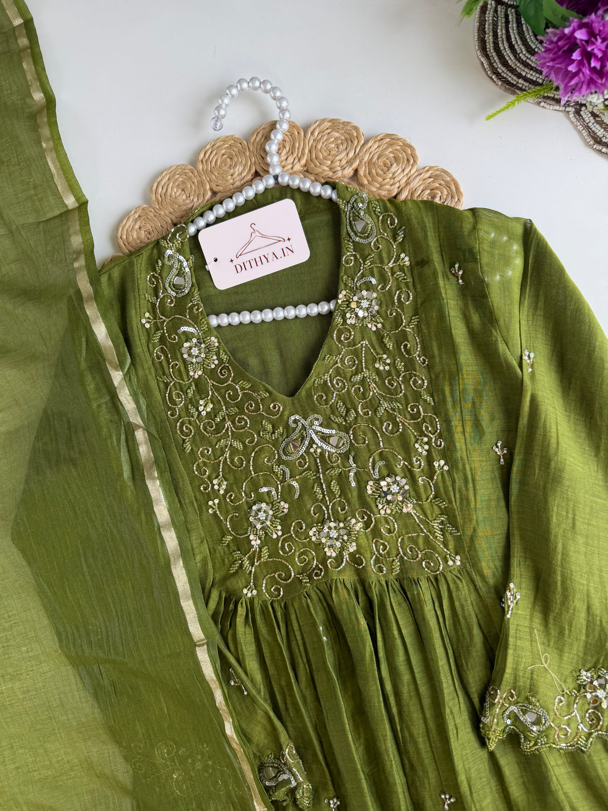 K392 – Anarkali aus handbestickter Chanderi-Seide mit Hose und Dupatta