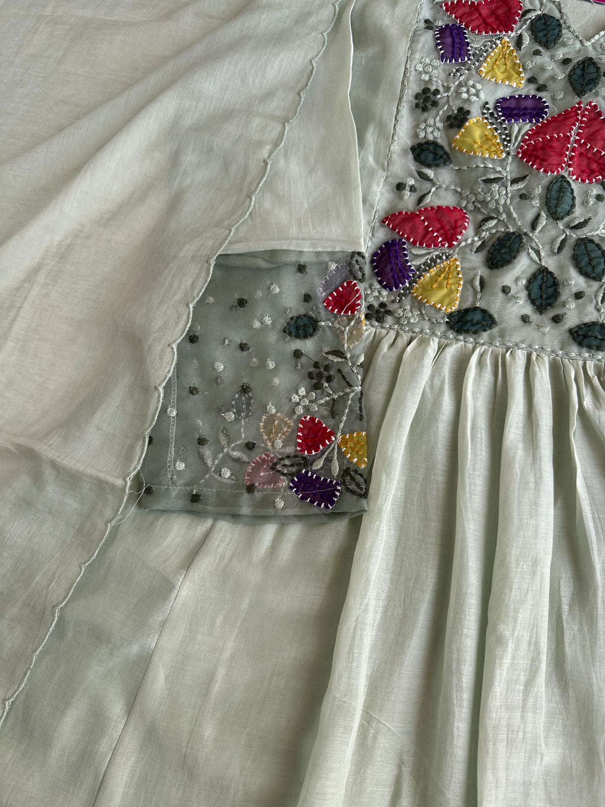 K050 – A-Linien-Kurti aus Chanderi-Mischgewebe mit Applikationsstickerei, dazu Hose und Dupatta in 2 Farben