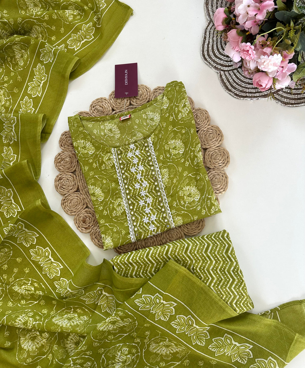 K093 - Gerade geschnittene, bedruckte Baumwoll-Kurti mit Hose und Dupatta