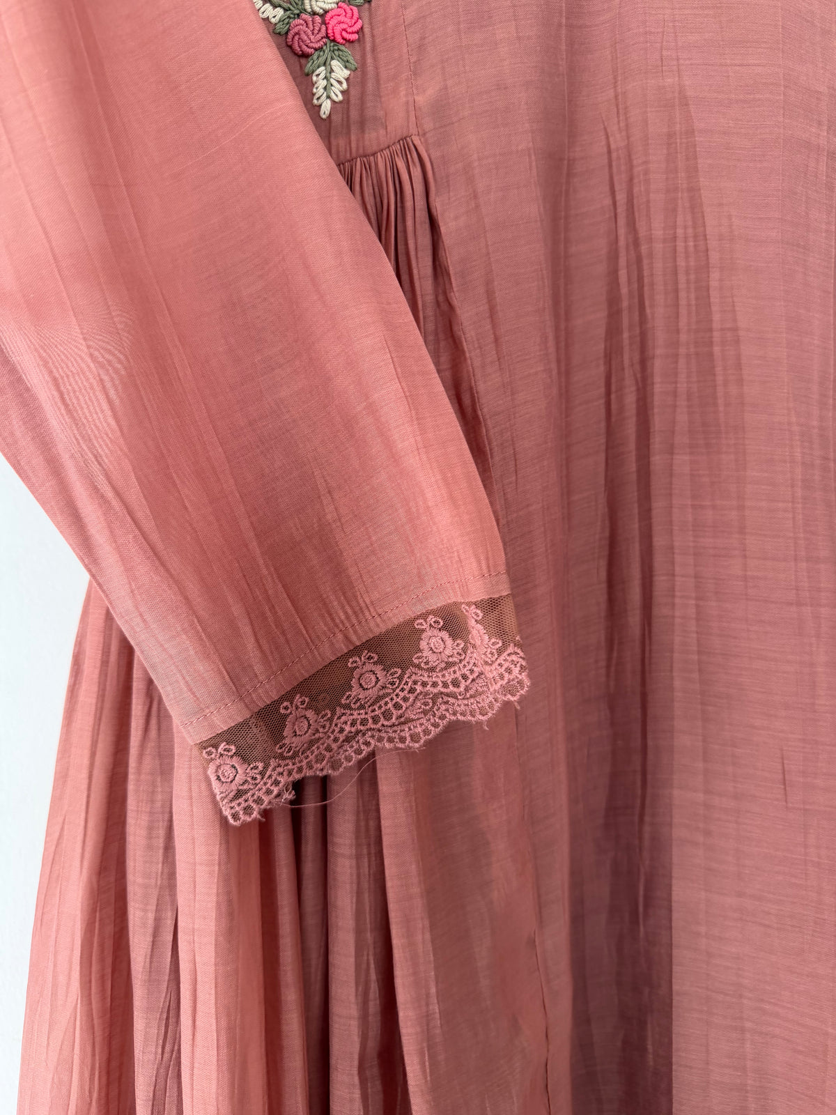 K052 - Besticktes Anarkali aus Mul-Chanderi mit Hose und Dupatta