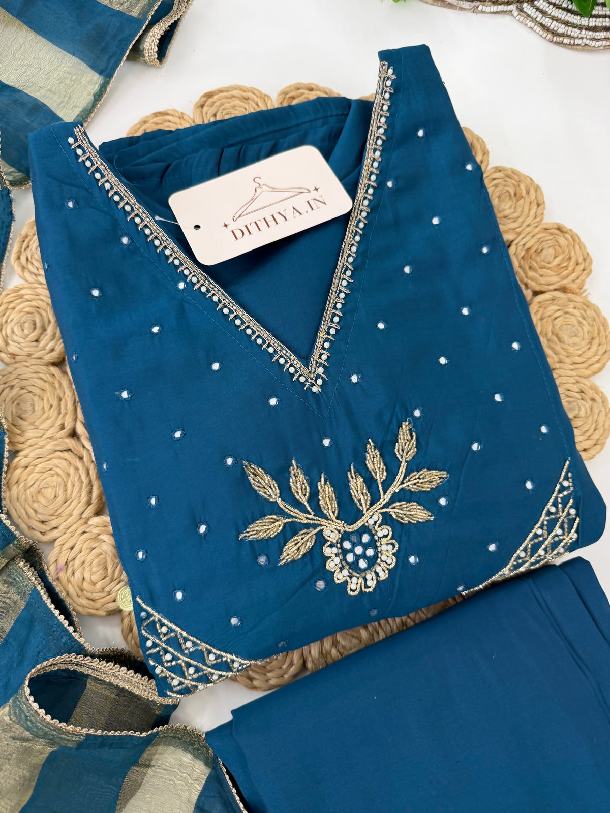 K566 - Anarkali aus Kunstseide mit Handstickerei, dazu Hose und Dupatta, in 2 Farben erhältlich