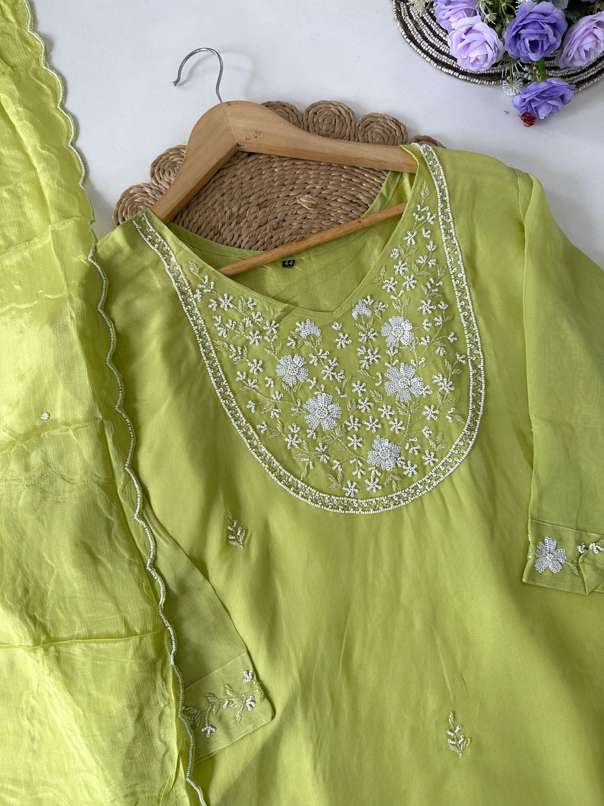 D052 – Gerader Kurti aus Chinnon-Seide mit Hose und Dupatta