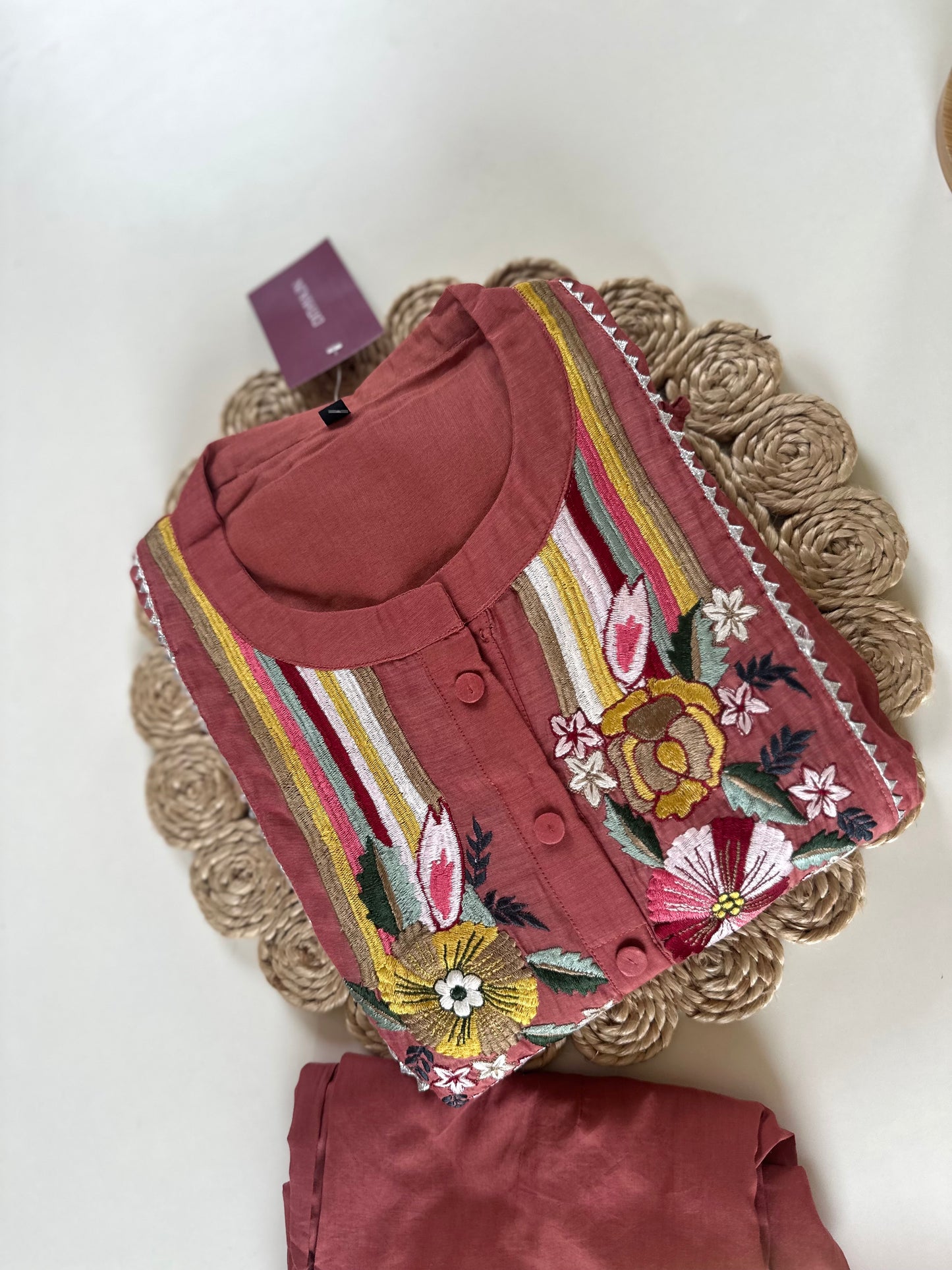 K066 – Bestickte A-Linien-Kurti aus Mul-Chanderi mit Hose in 2 Farben