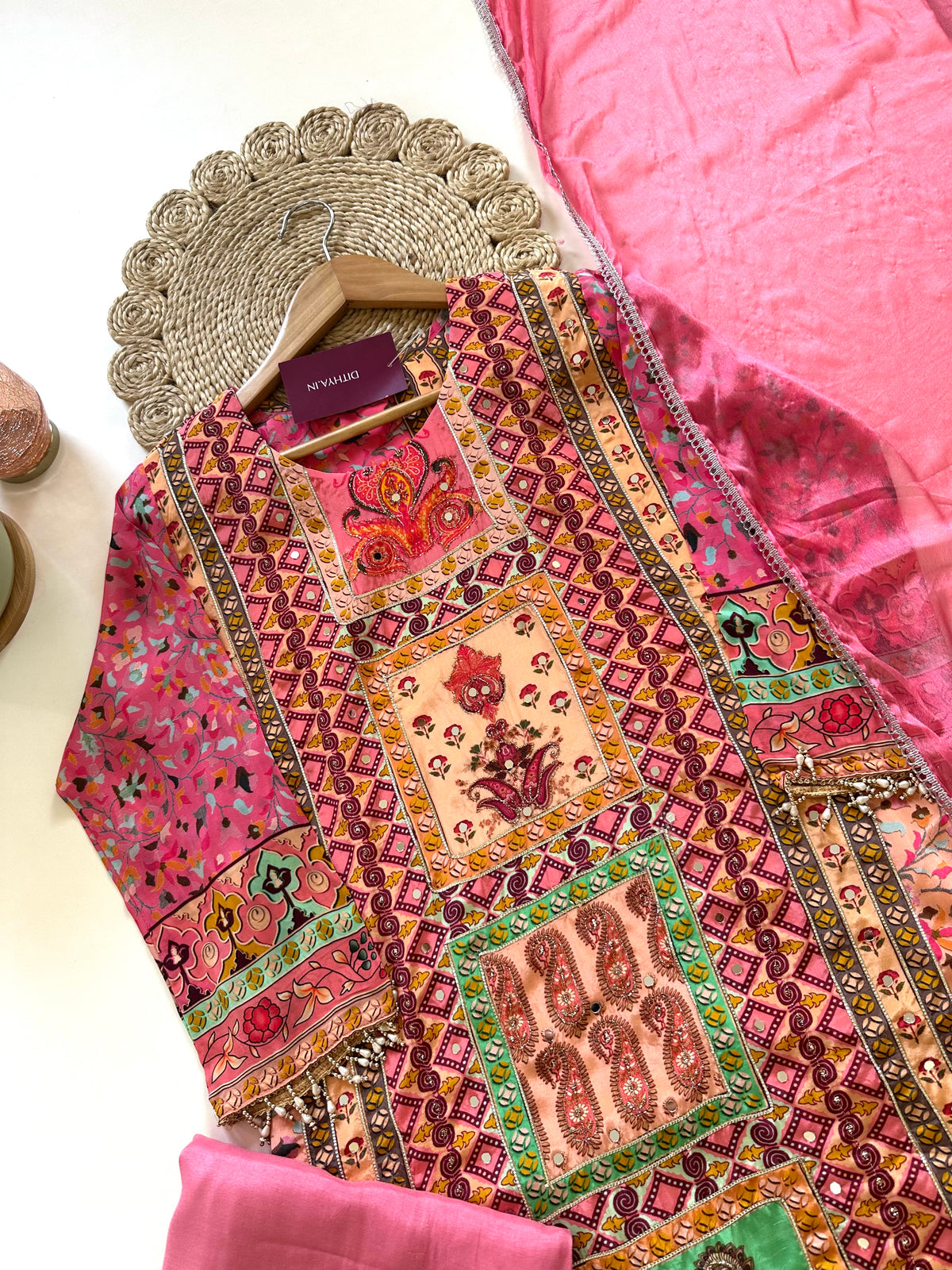 K236 – Handgearbeiteter, bedruckter A-Linien-Kurti aus Krepp mit Palazzo und Dupatta.