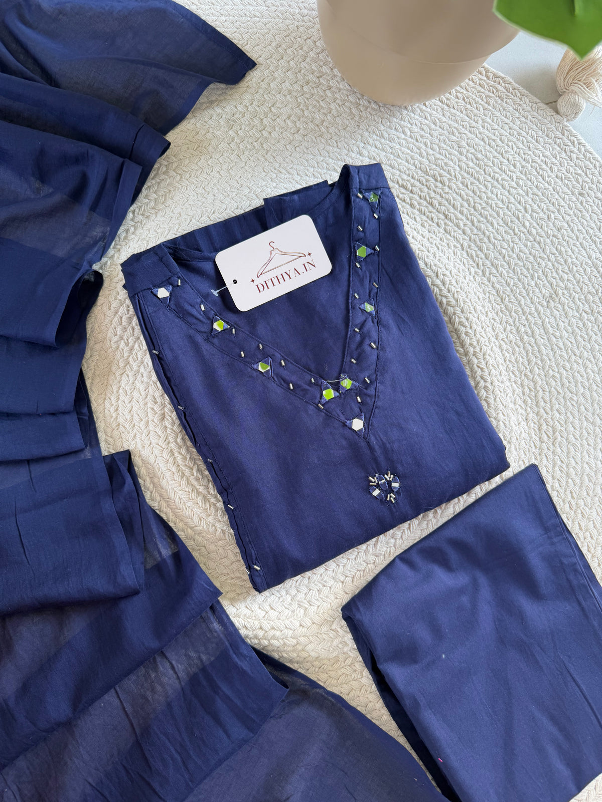 K300 – A-Linien-Kurti aus Mul-Baumwolle mit Spiegelstickerei, inklusive Hose und Dupatta, in 2 Farben